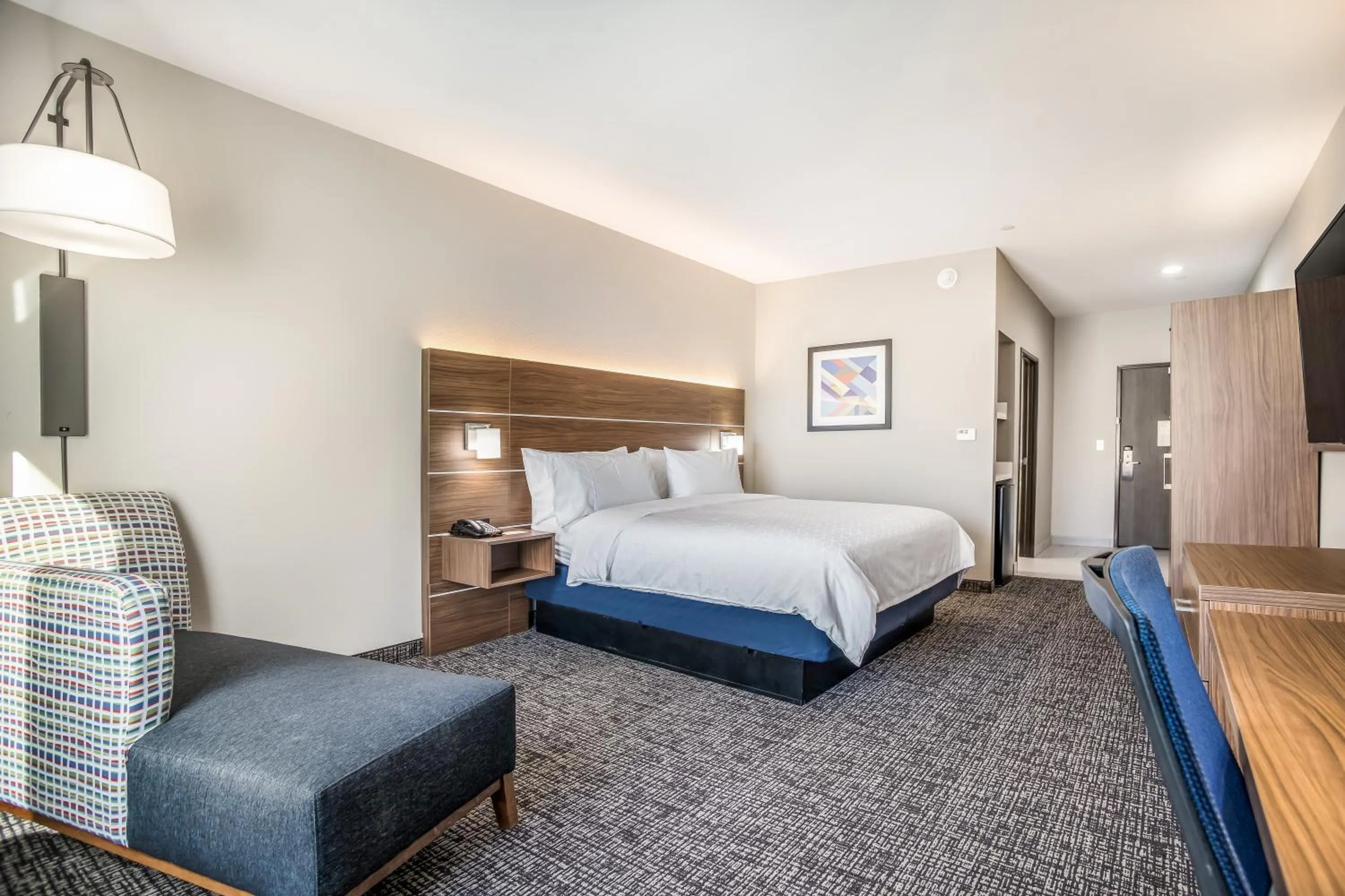 Photo of the whole room, Bed in Holiday Inn Express & Suites Tulsa East - Catoosa by IHG