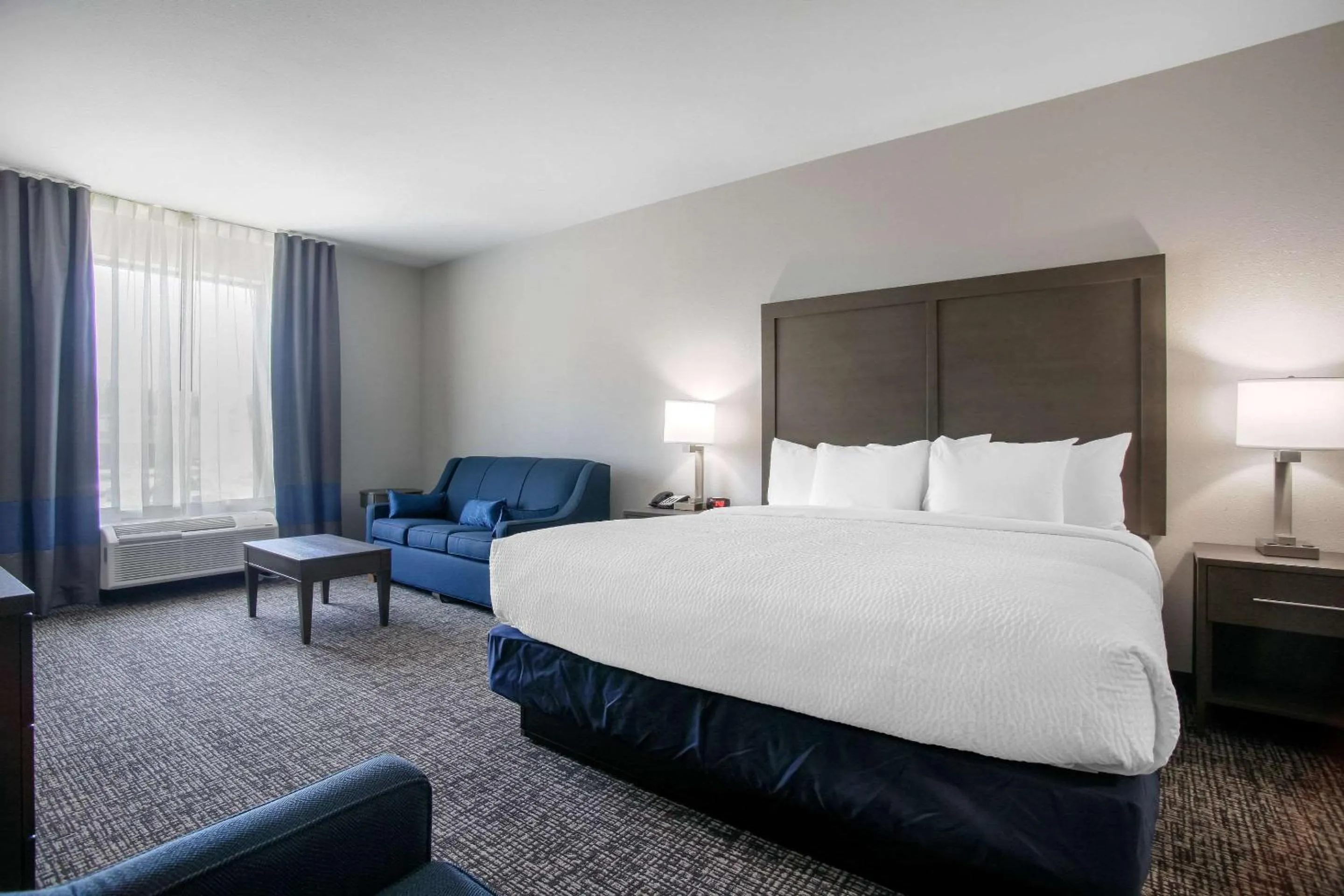 Photo of the whole room, Bed in Holiday Inn Express & Suites Tulsa East - Catoosa by IHG
