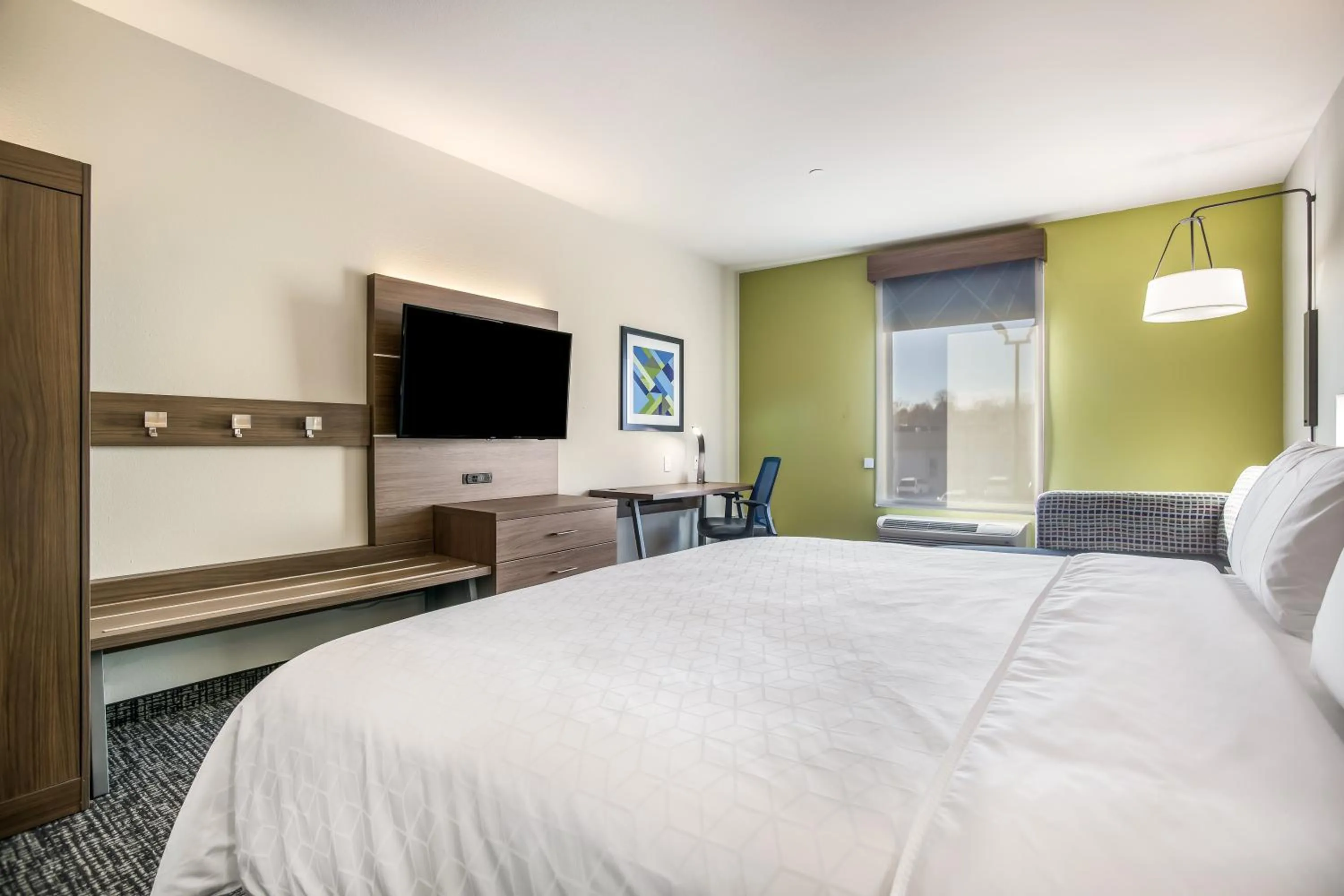 Photo of the whole room, Bed in Holiday Inn Express & Suites Tulsa East - Catoosa by IHG