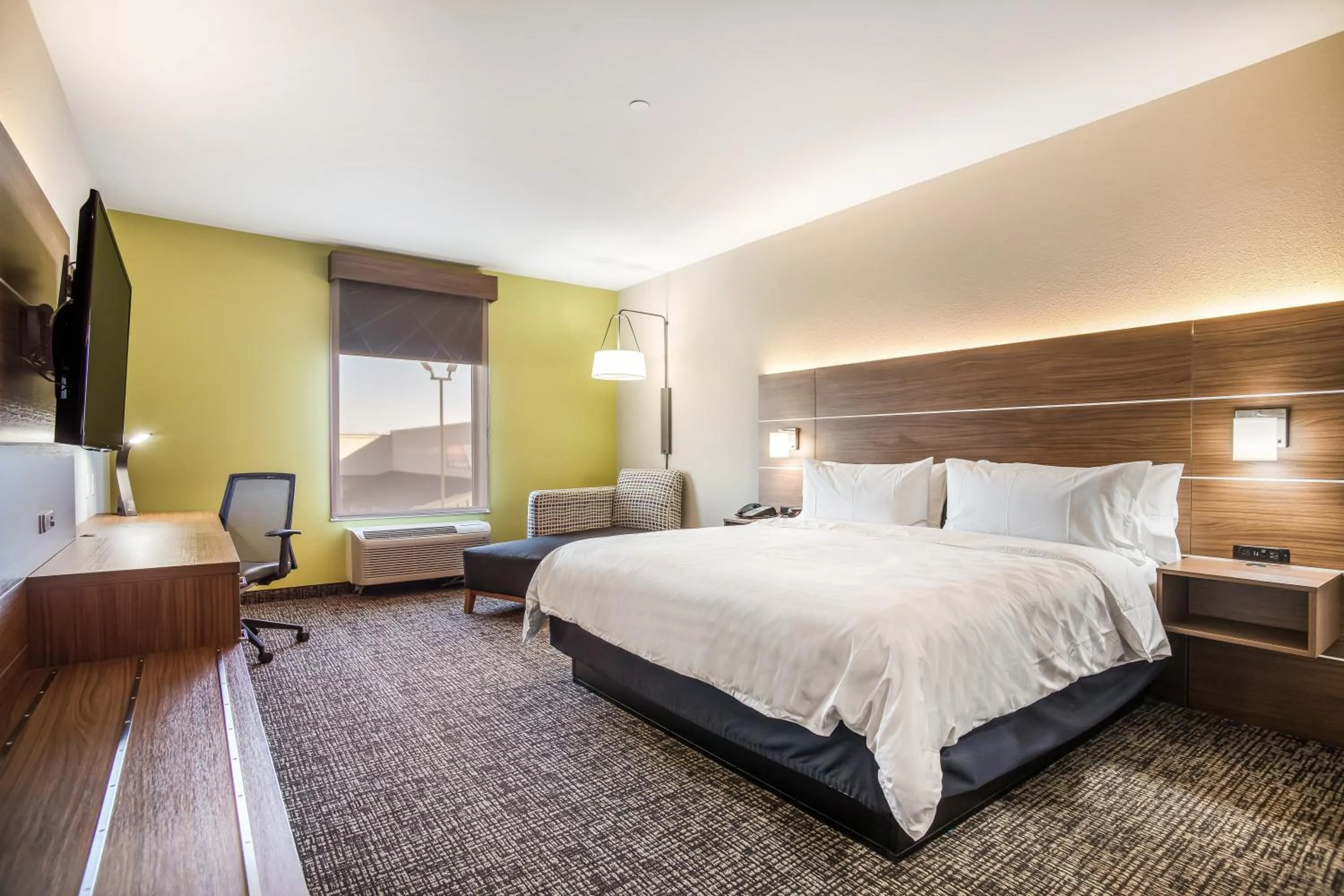 Photo of the whole room, Bed in Holiday Inn Express & Suites Tulsa East - Catoosa by IHG