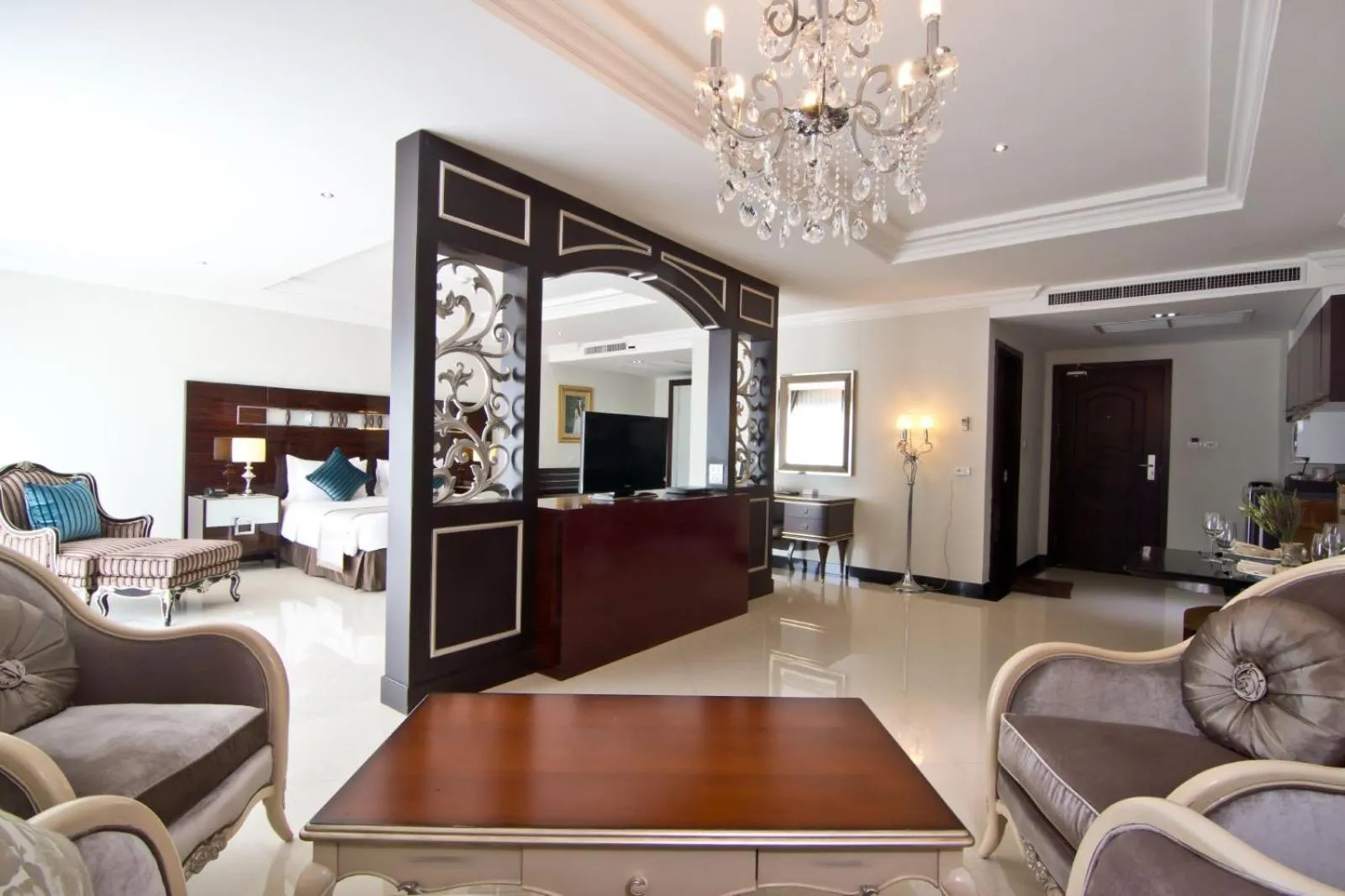 Coffee/tea facilities in LK Royal Wing