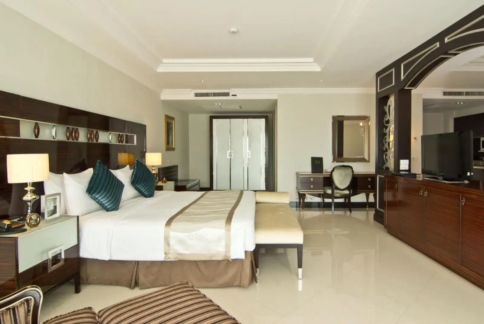 Dining area, Bed in LK Royal Wing Dining area, Bed in LK Royal Wing