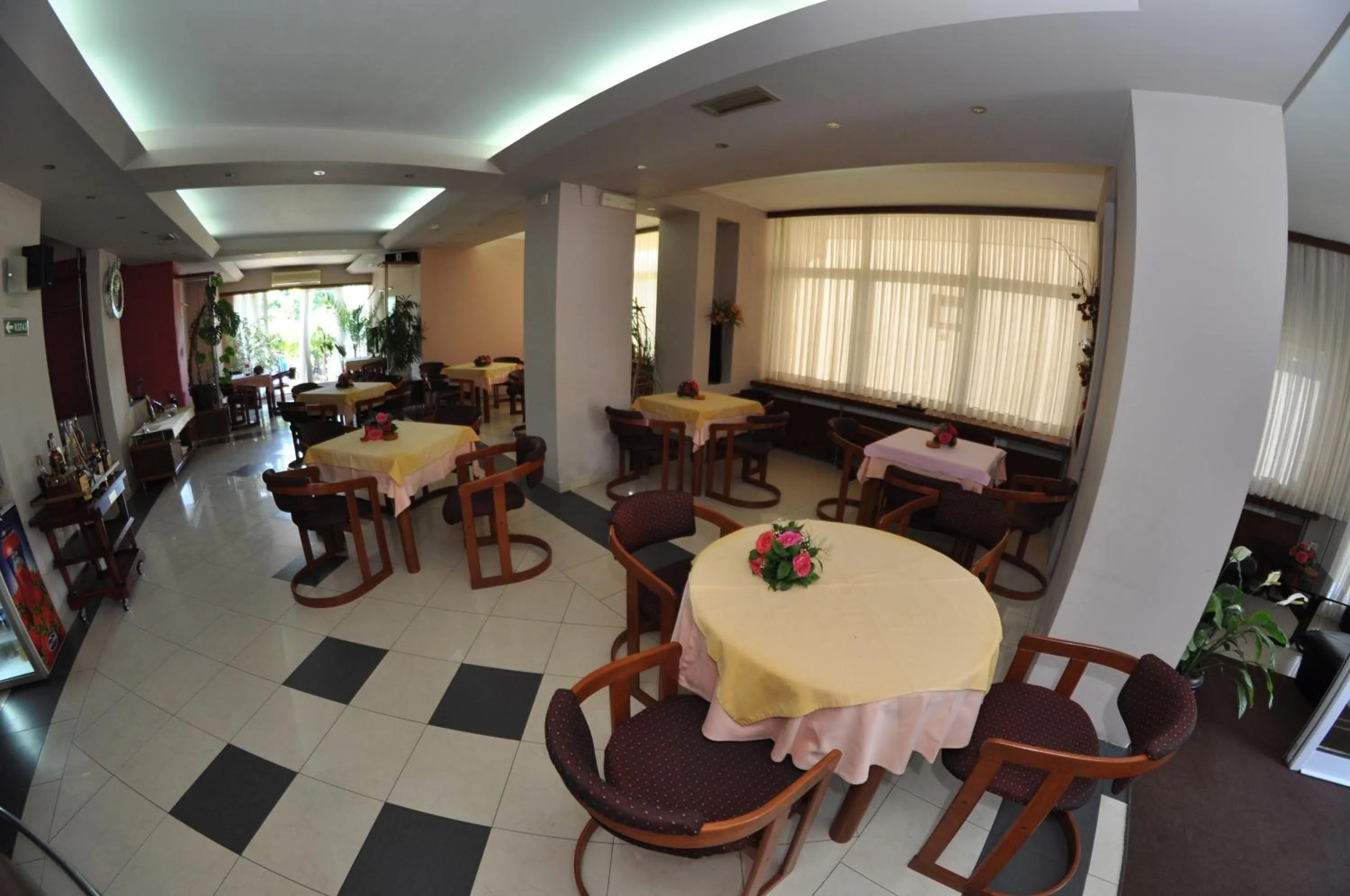 Restaurant/places to eat in Hotel Royal