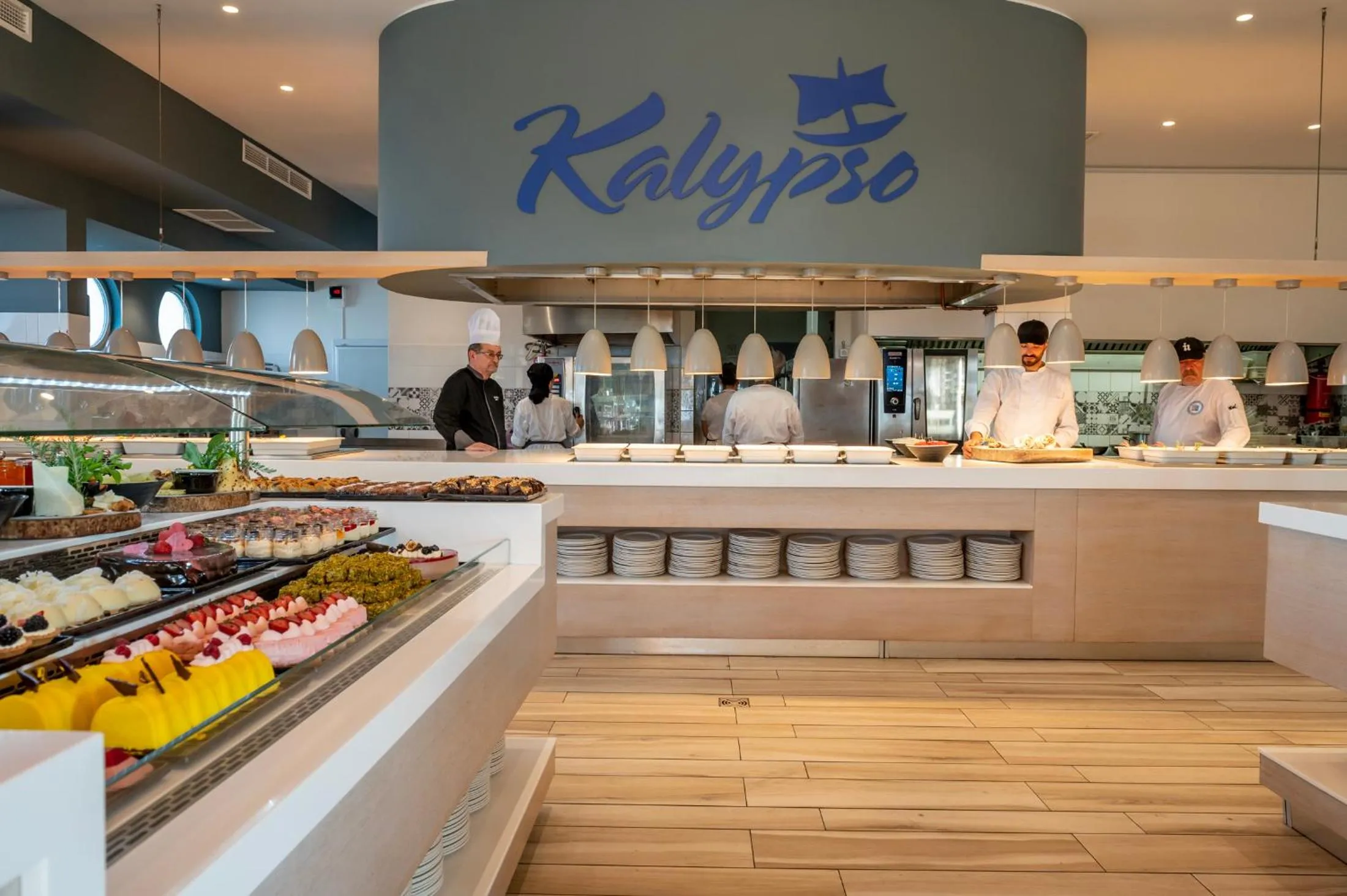 Restaurant/places to eat in Lyttos Beach