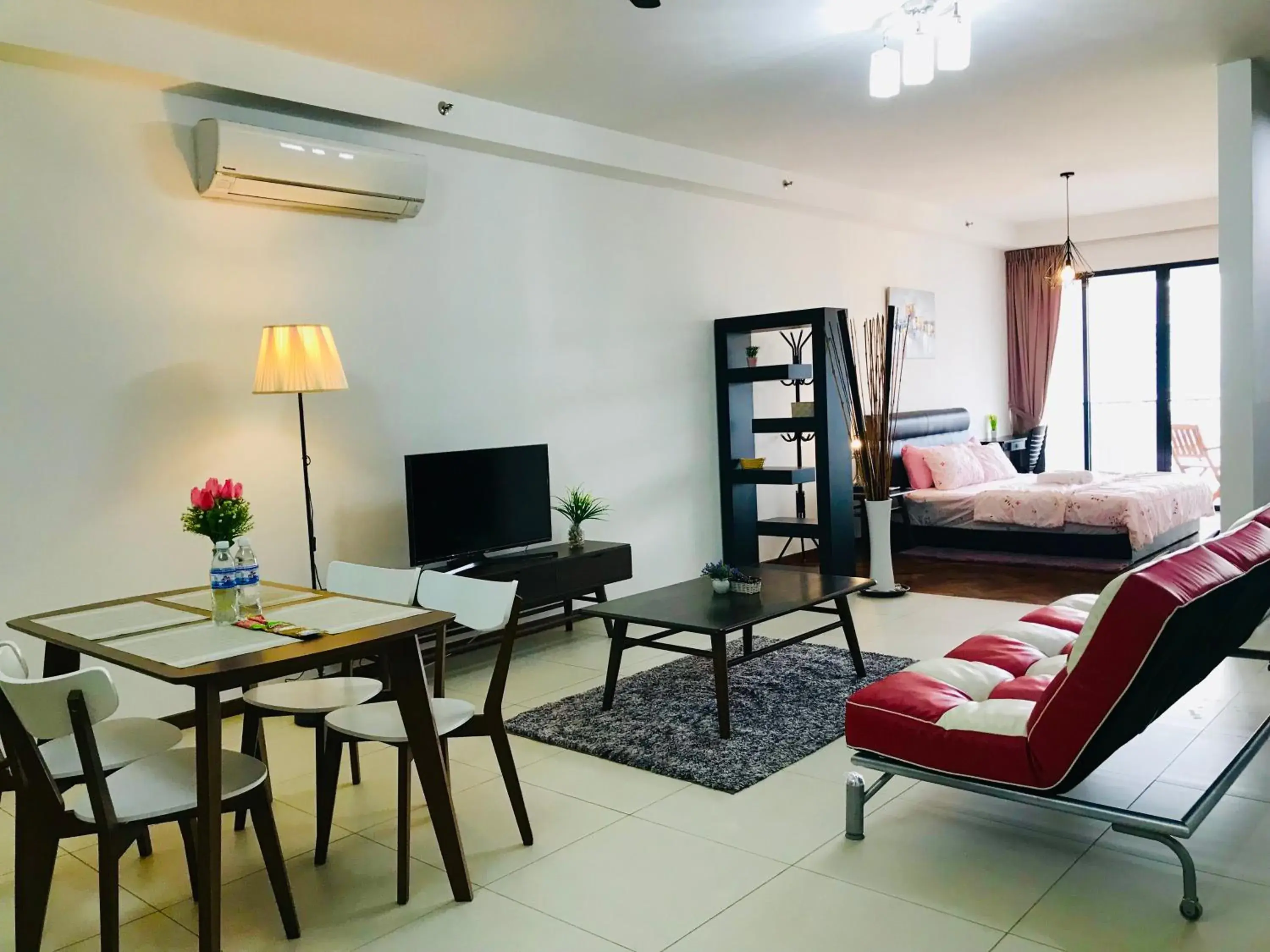 Living room, Bed in The Landmark by Katana Living room, Bed in The Landmark by Katana