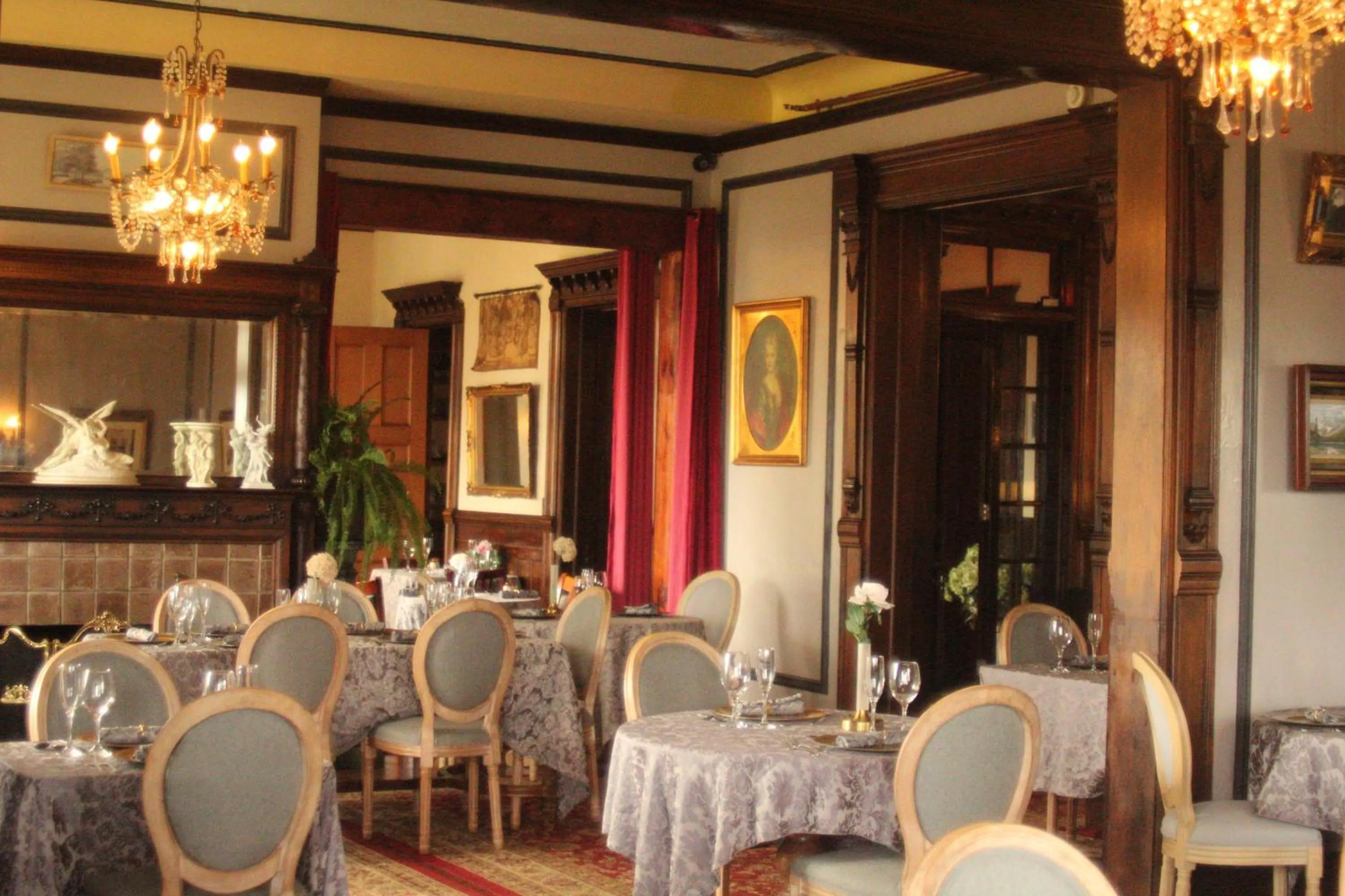 Restaurant/places to eat in Henderson Castle Inn