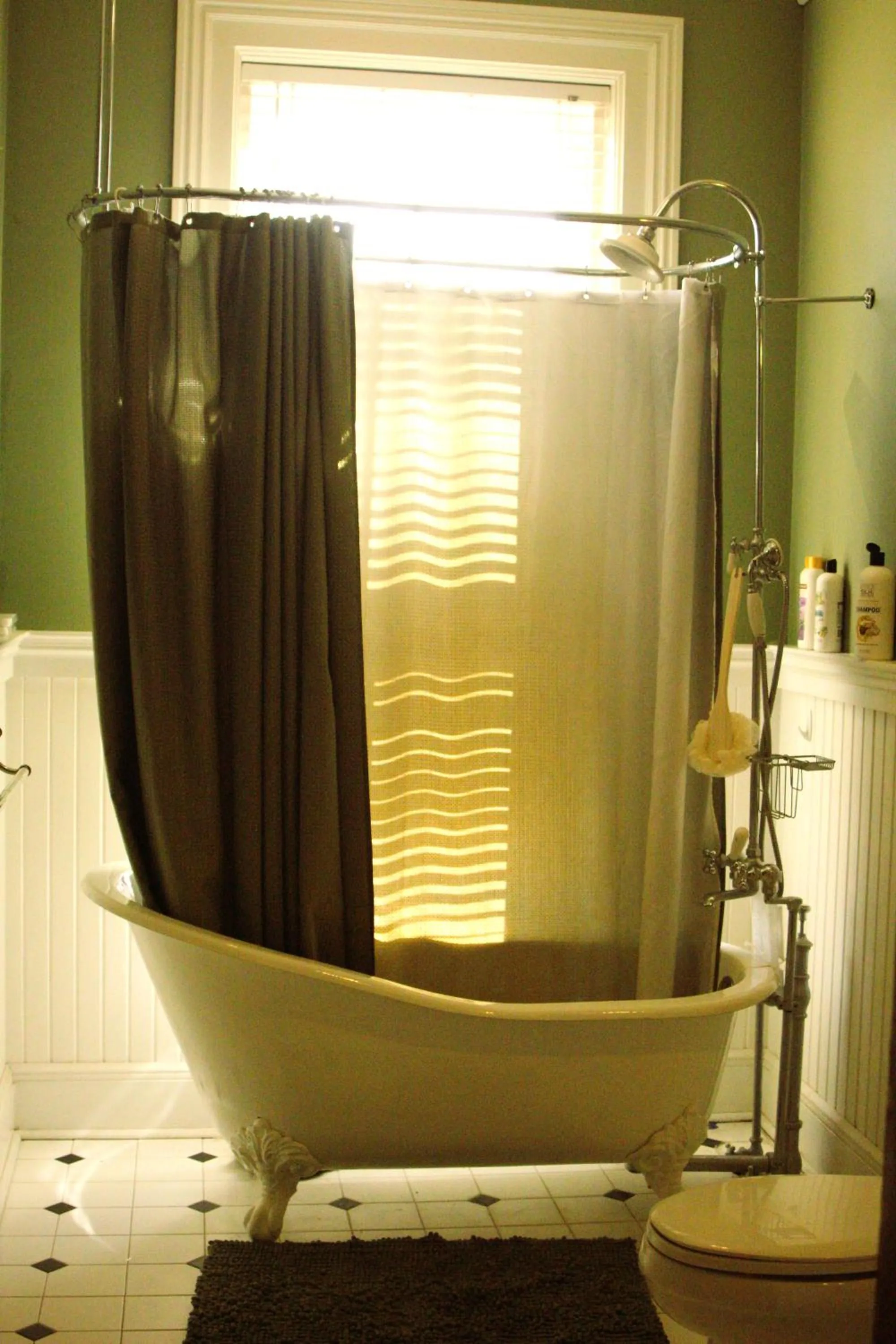 Shower in Henderson Castle Inn