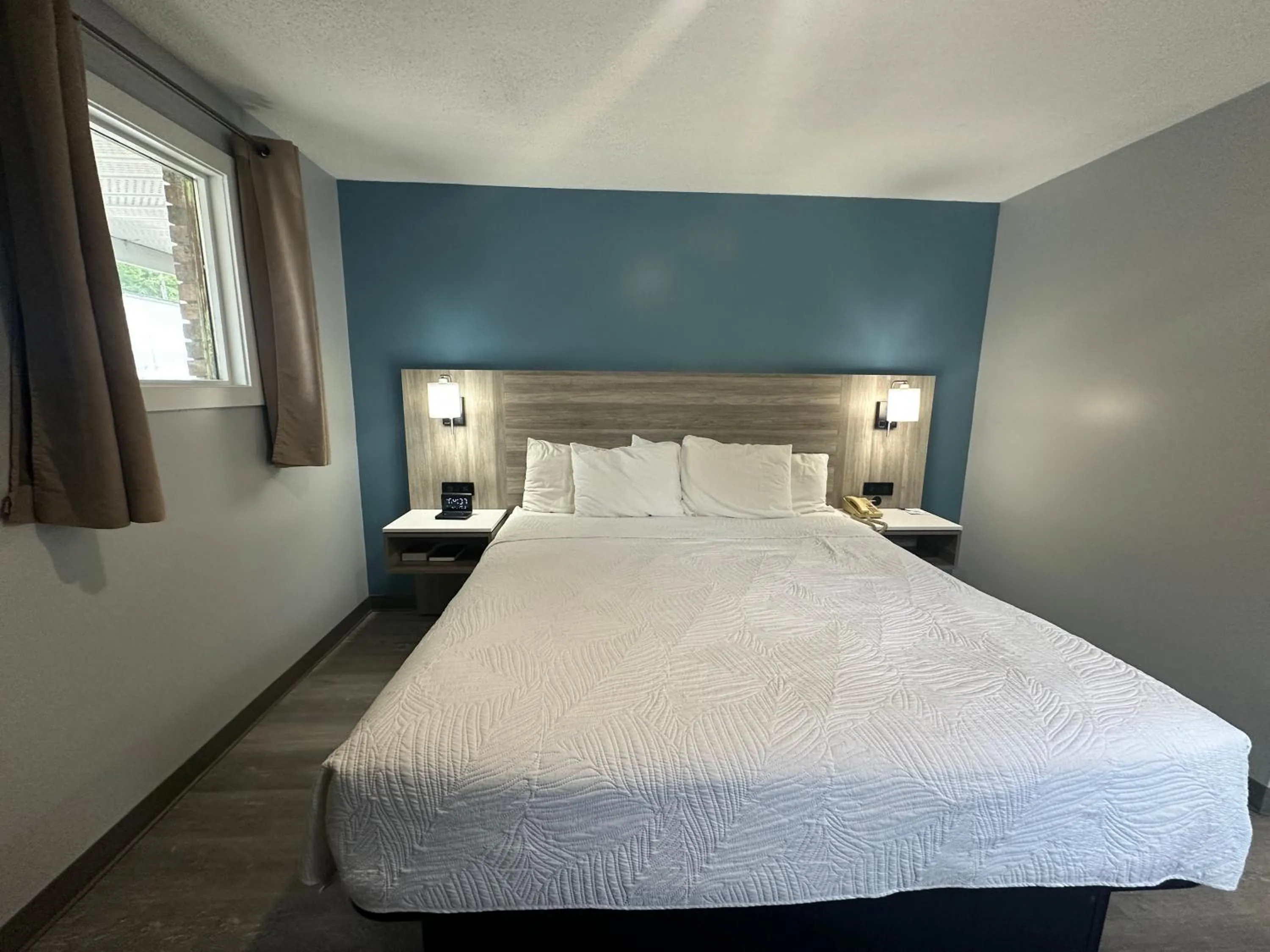 Bed in Travelodge by Wyndham Bracebridge