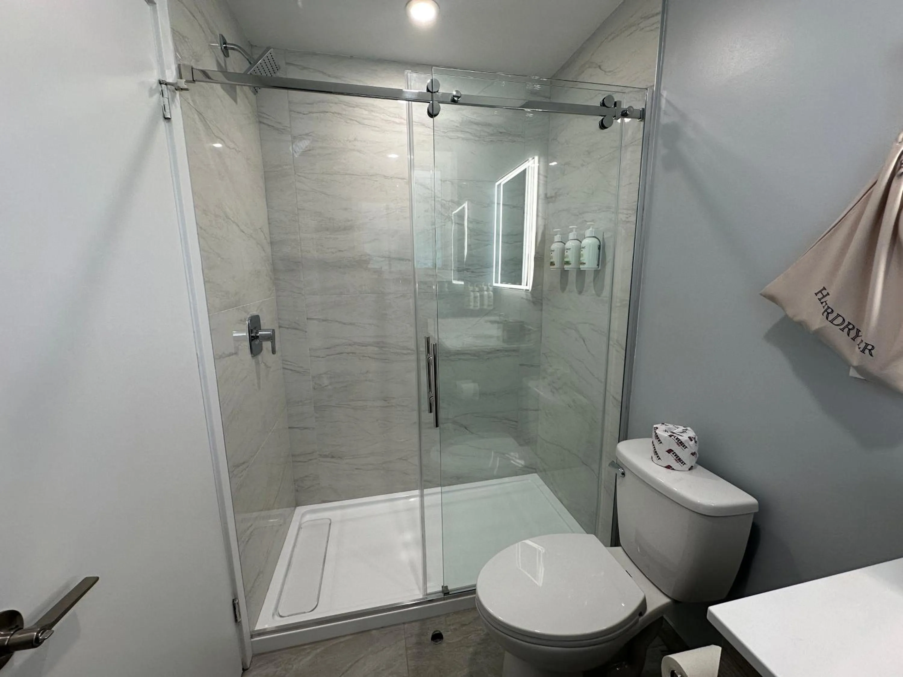 Shower in Travelodge by Wyndham Bracebridge