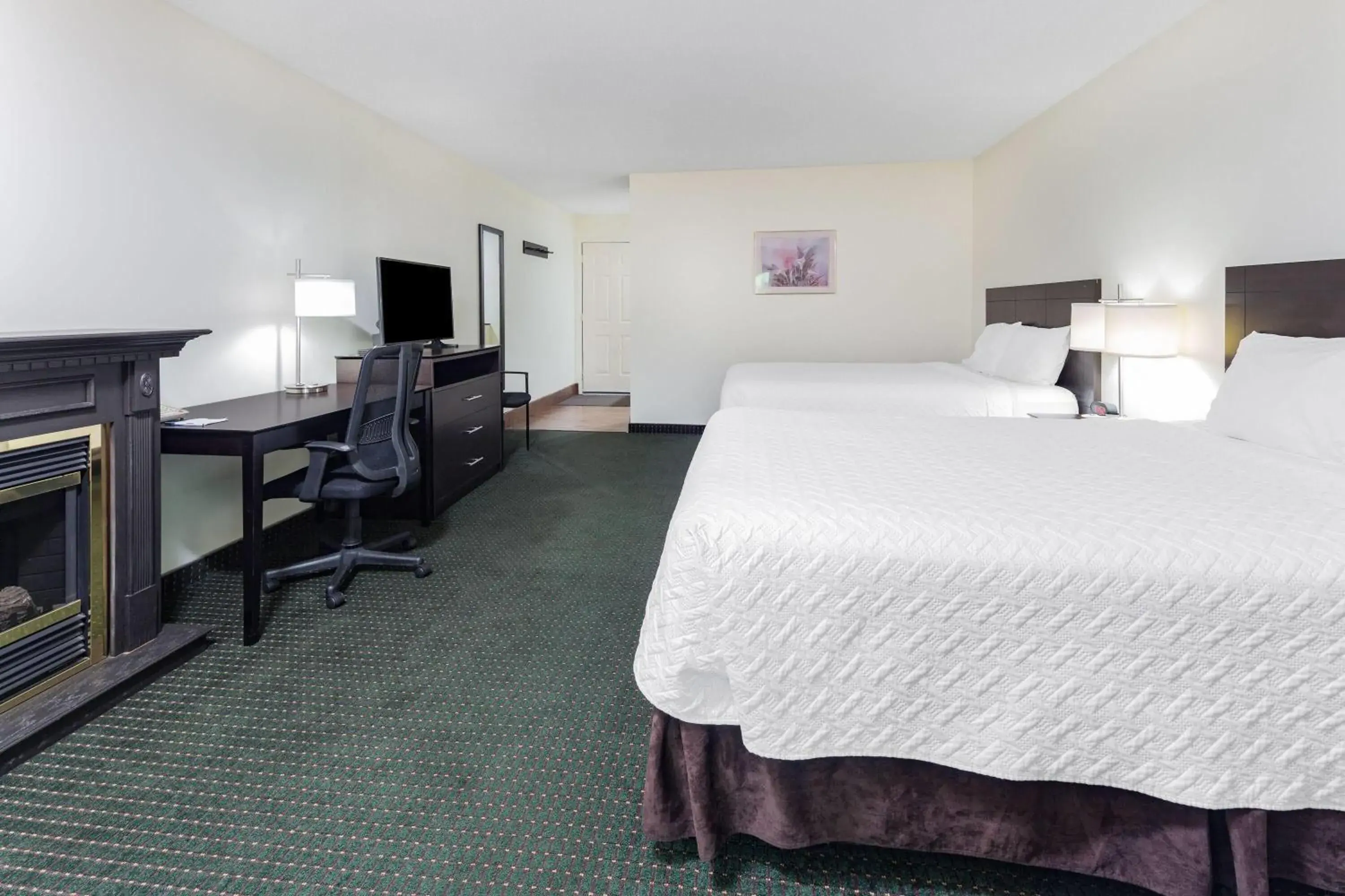 Superior Queen Room with Two Queen Beds and Jetted Tub - Non-Smoking in Travelodge by Wyndham Bracebridge Superior Queen Room with Two Queen Beds and Jetted Tub - Non-Smoking in Travelodge by Wyndham Bracebridge