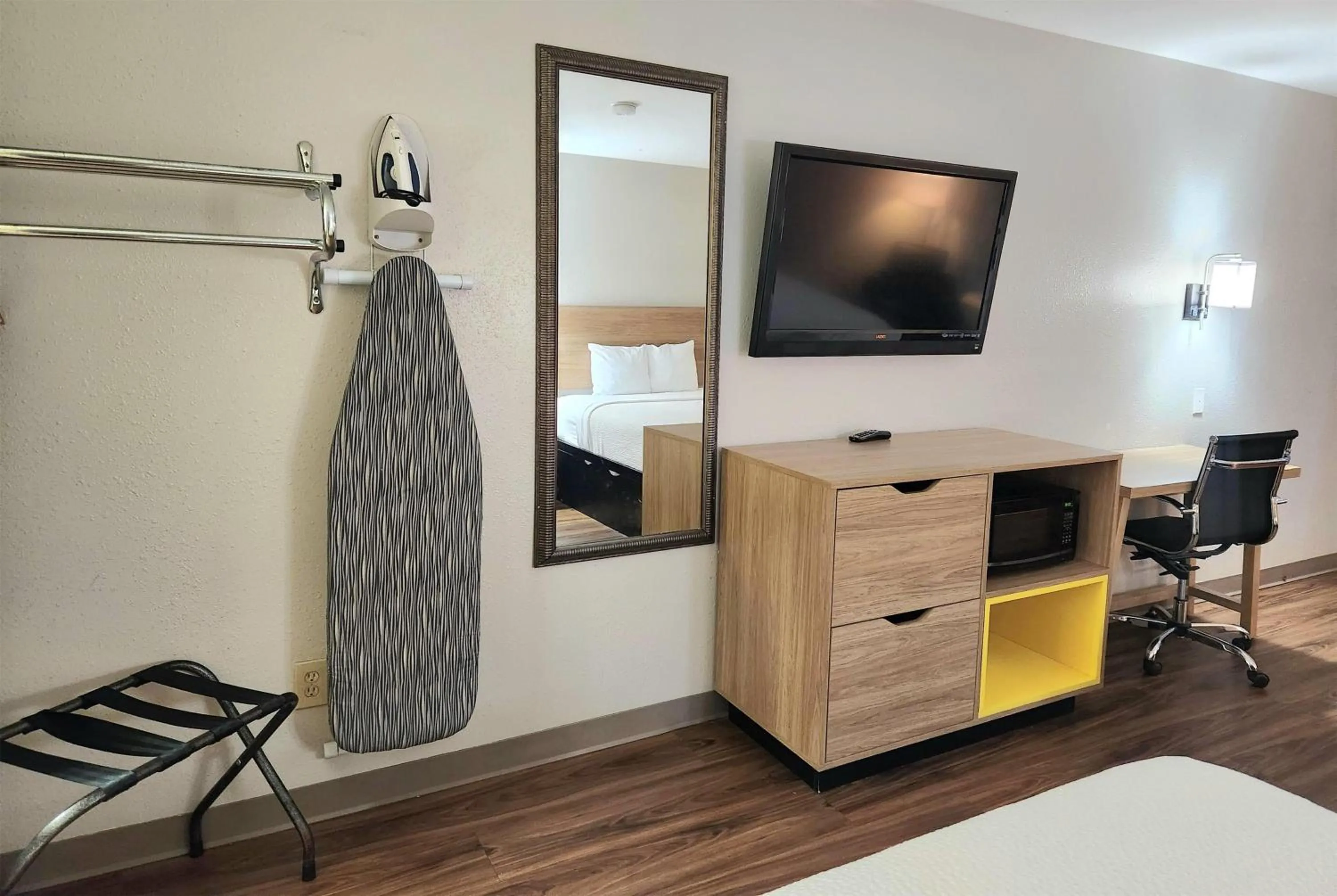 Photo of the whole room, Bed in Days Inn by Wyndham Portland/Corpus Christi