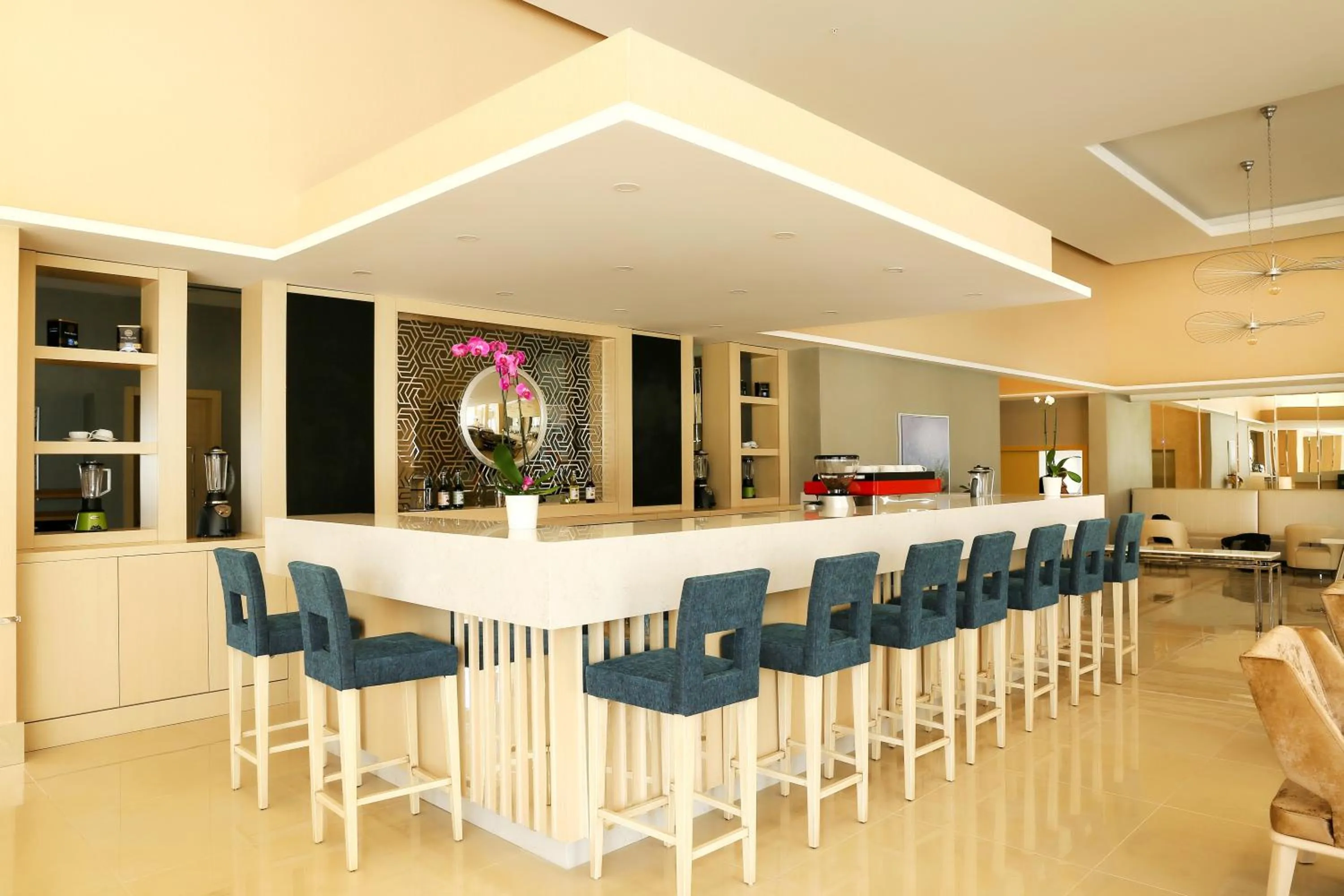 Lounge or bar in TRYP by Wyndham Izmit