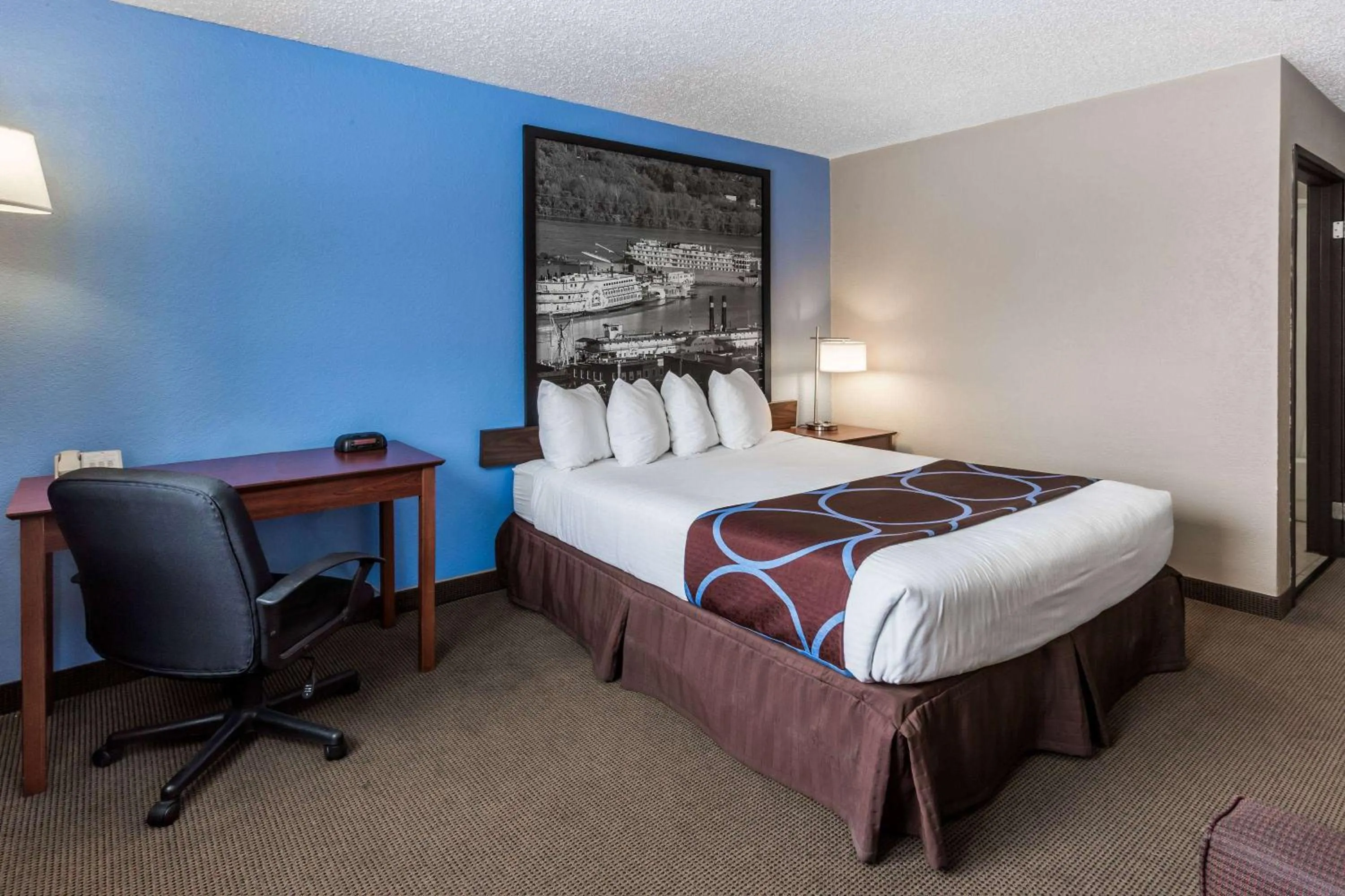 Photo of the whole room, Bed in Super 8 by Wyndham Dubuque