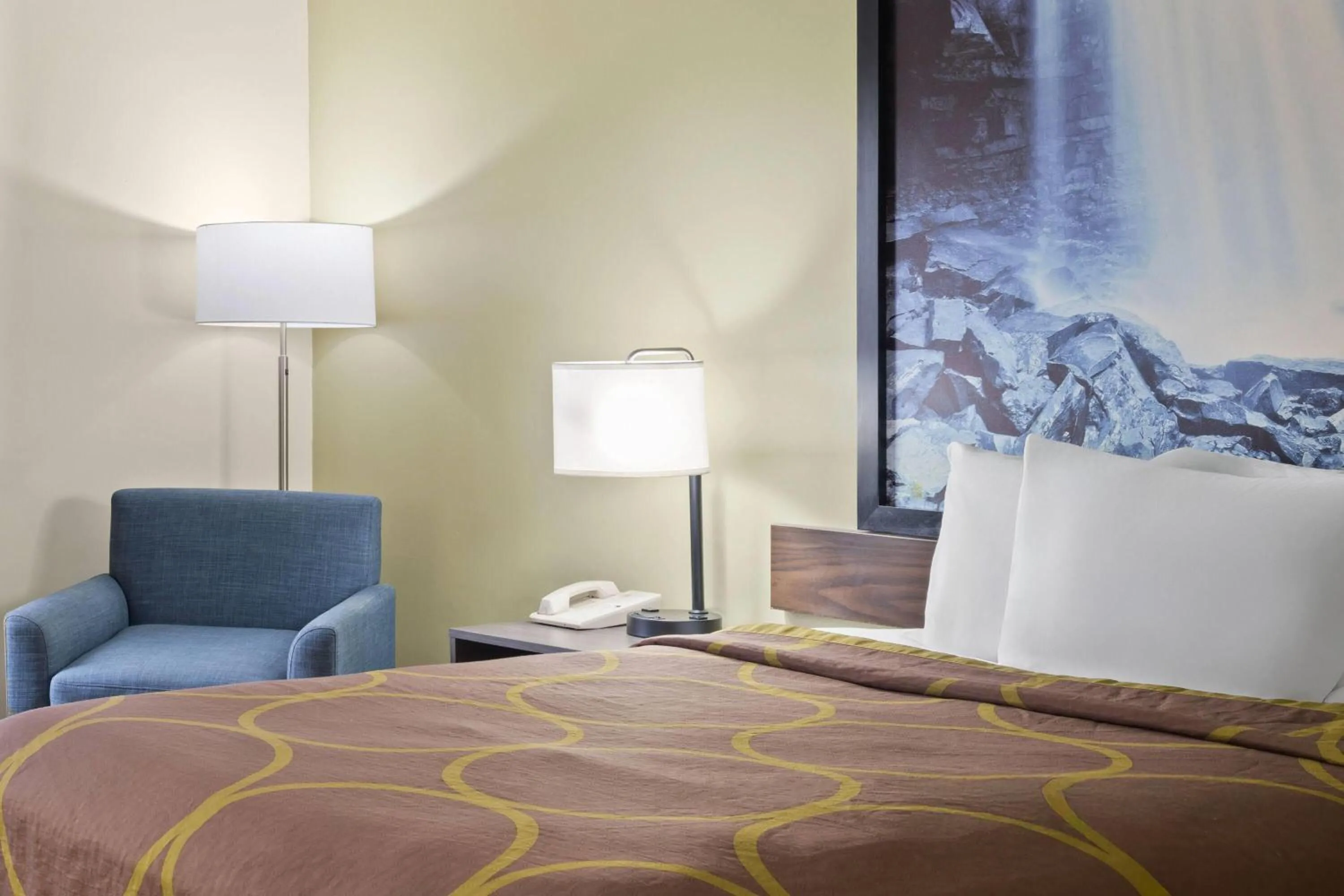 Photo of the whole room, Bed in Super 8 by Wyndham Hagerstown I-70