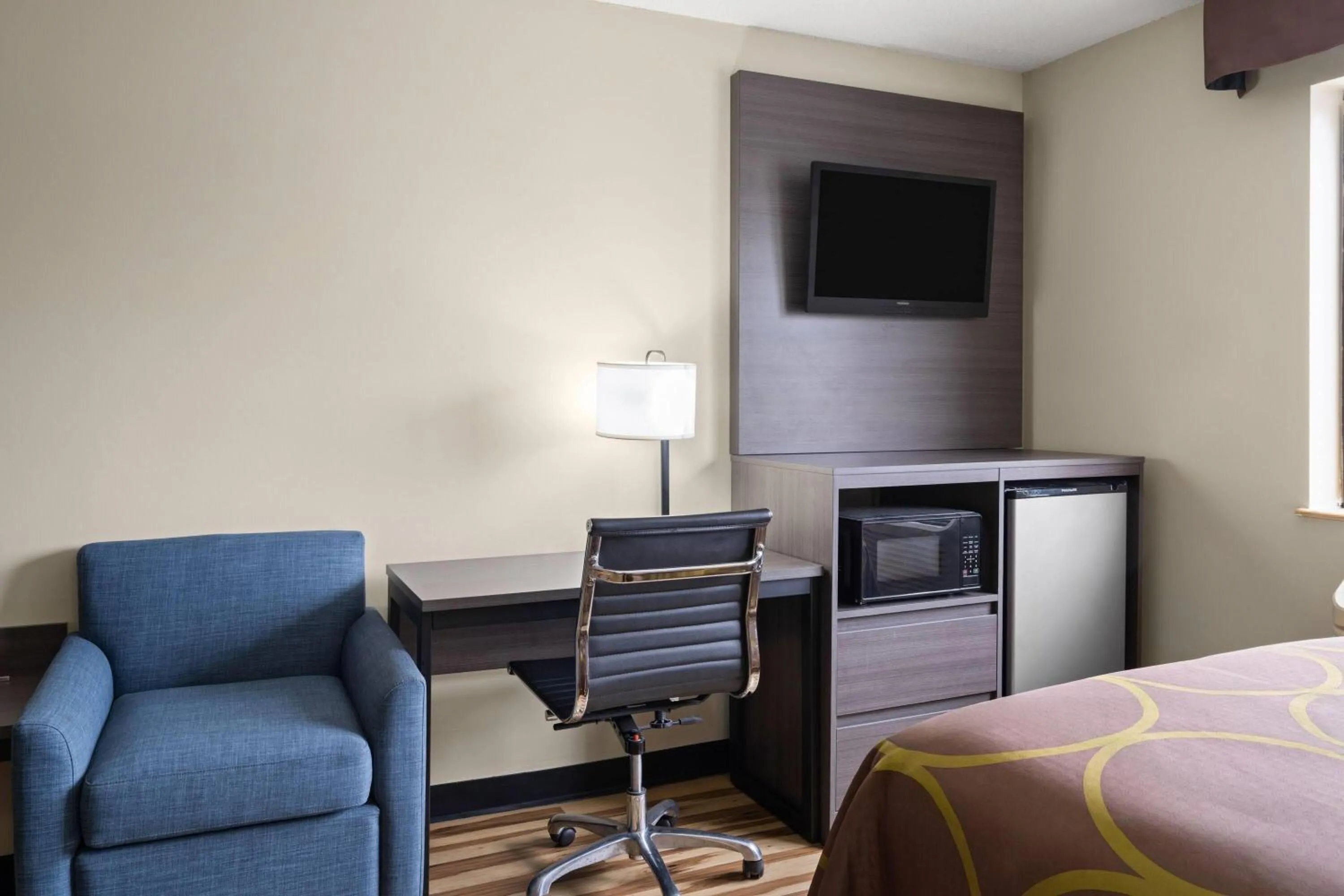 Photo of the whole room in Super 8 by Wyndham Hagerstown I-70