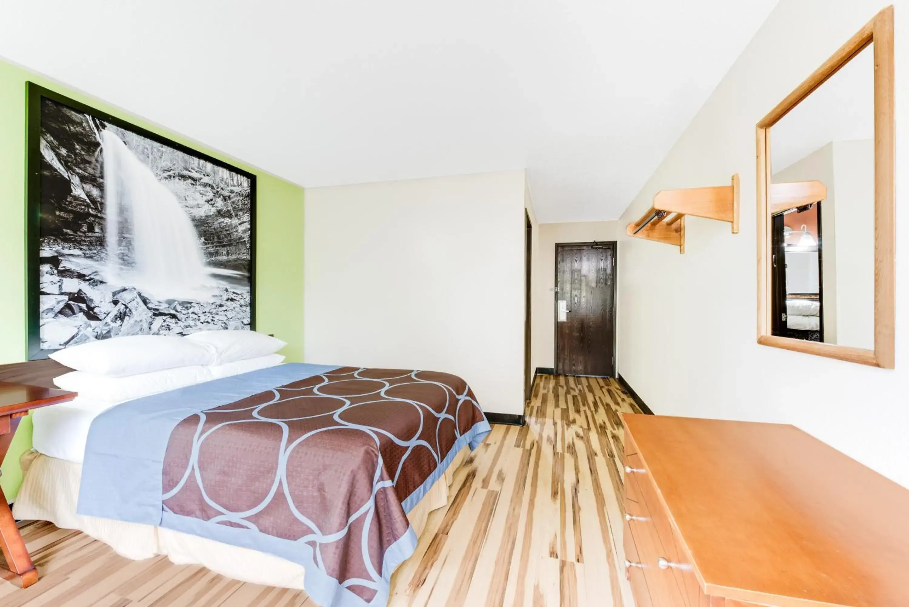 Queen Room - Smoking in Super 8 by Wyndham Hagerstown I-70 Queen Room - Smoking in Super 8 by Wyndham Hagerstown I-70