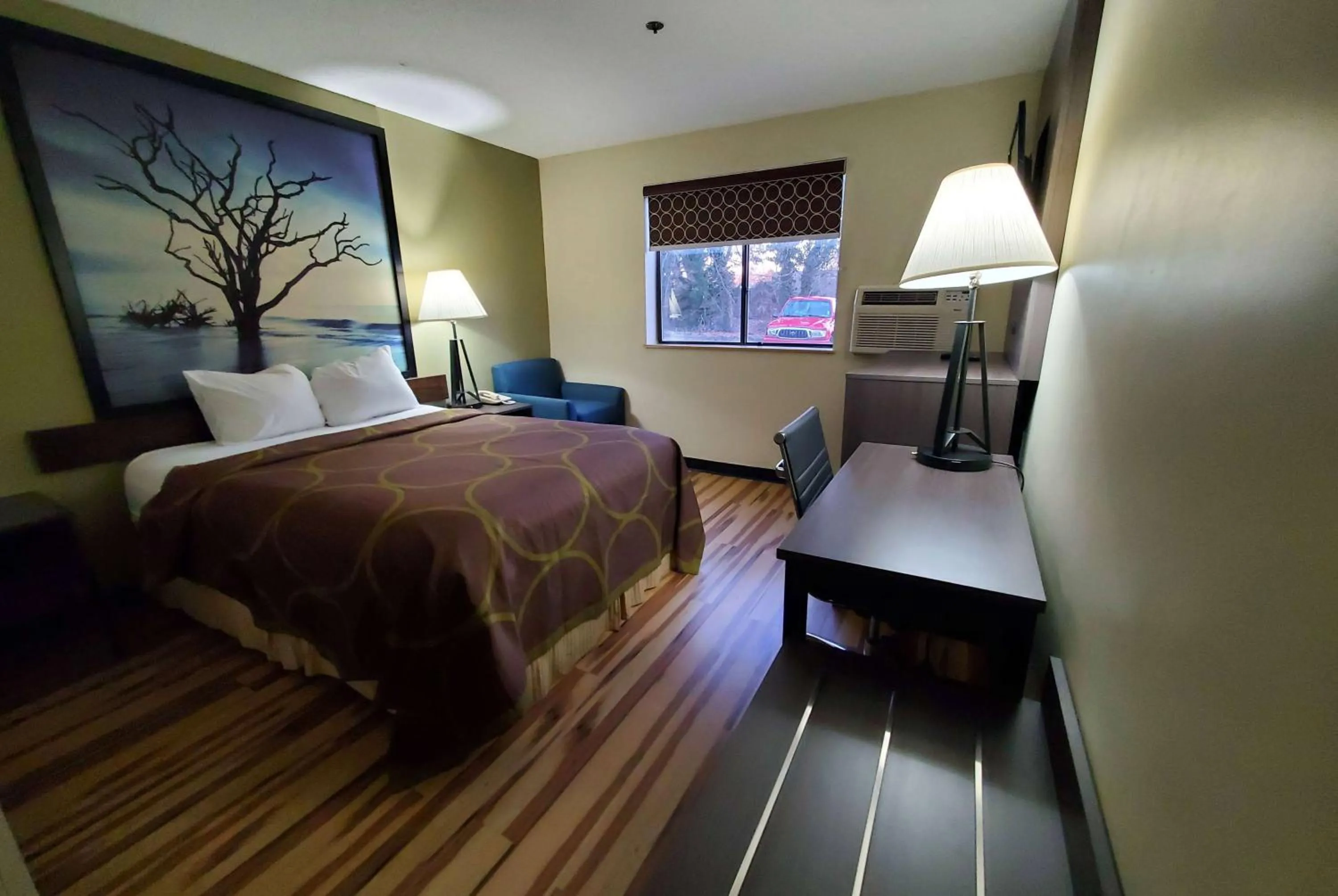 Photo of the whole room, Bed in Super 8 by Wyndham Hagerstown I-70