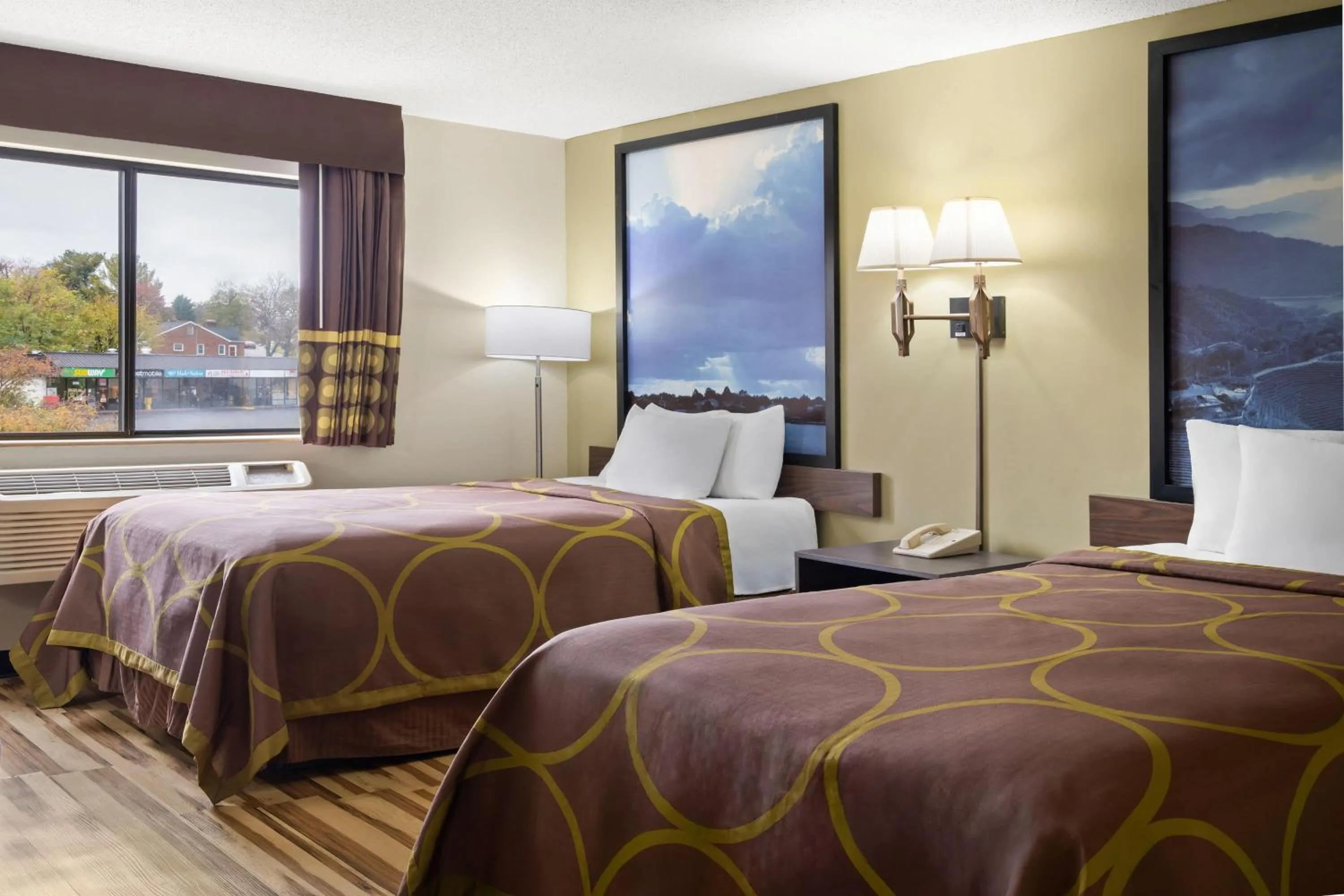 Photo of the whole room, Bed in Super 8 by Wyndham Hagerstown I-70