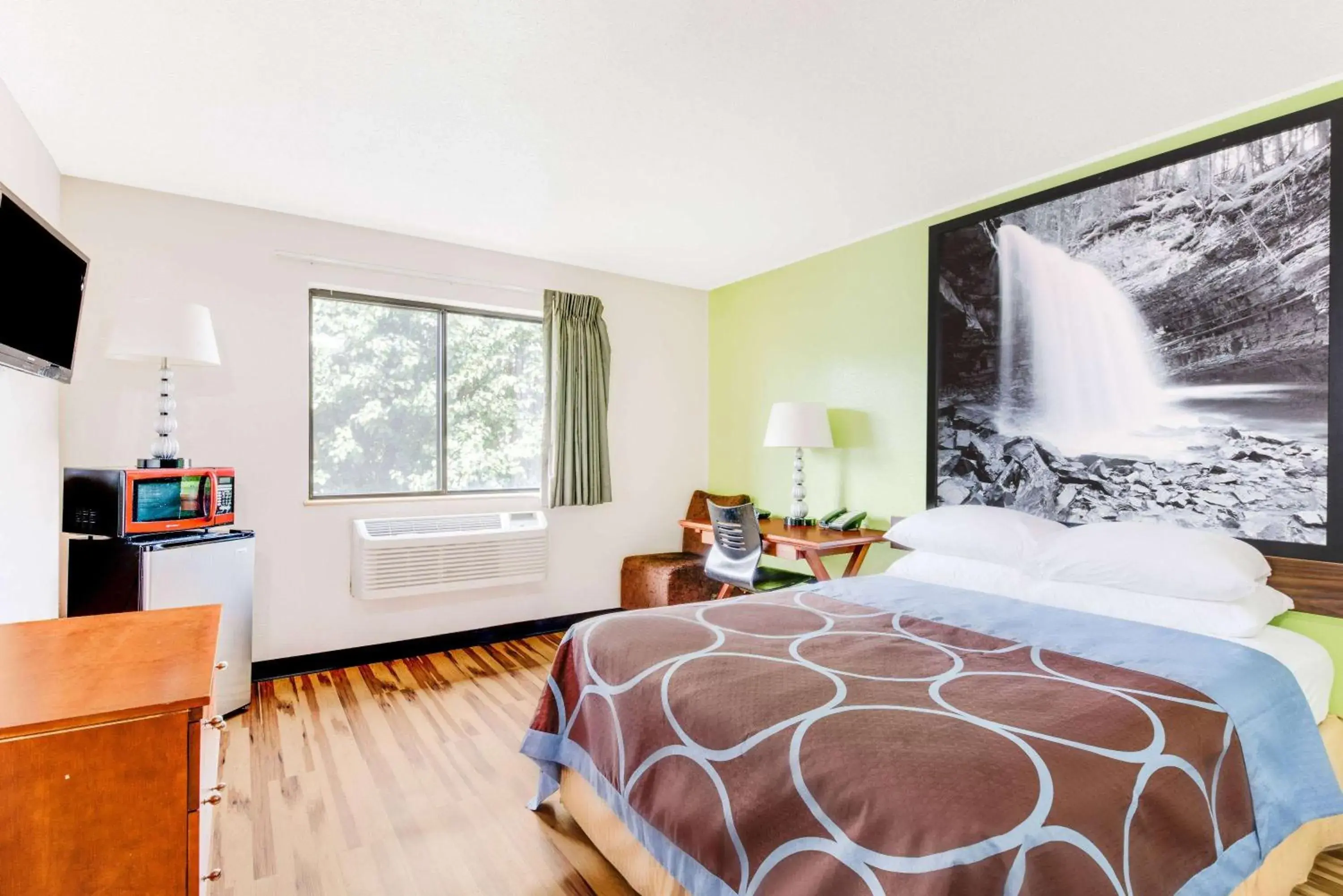 Photo of the whole room, Bed in Super 8 by Wyndham Hagerstown I-70 Photo of the whole room, Bed in Super 8 by Wyndham Hagerstown I-70