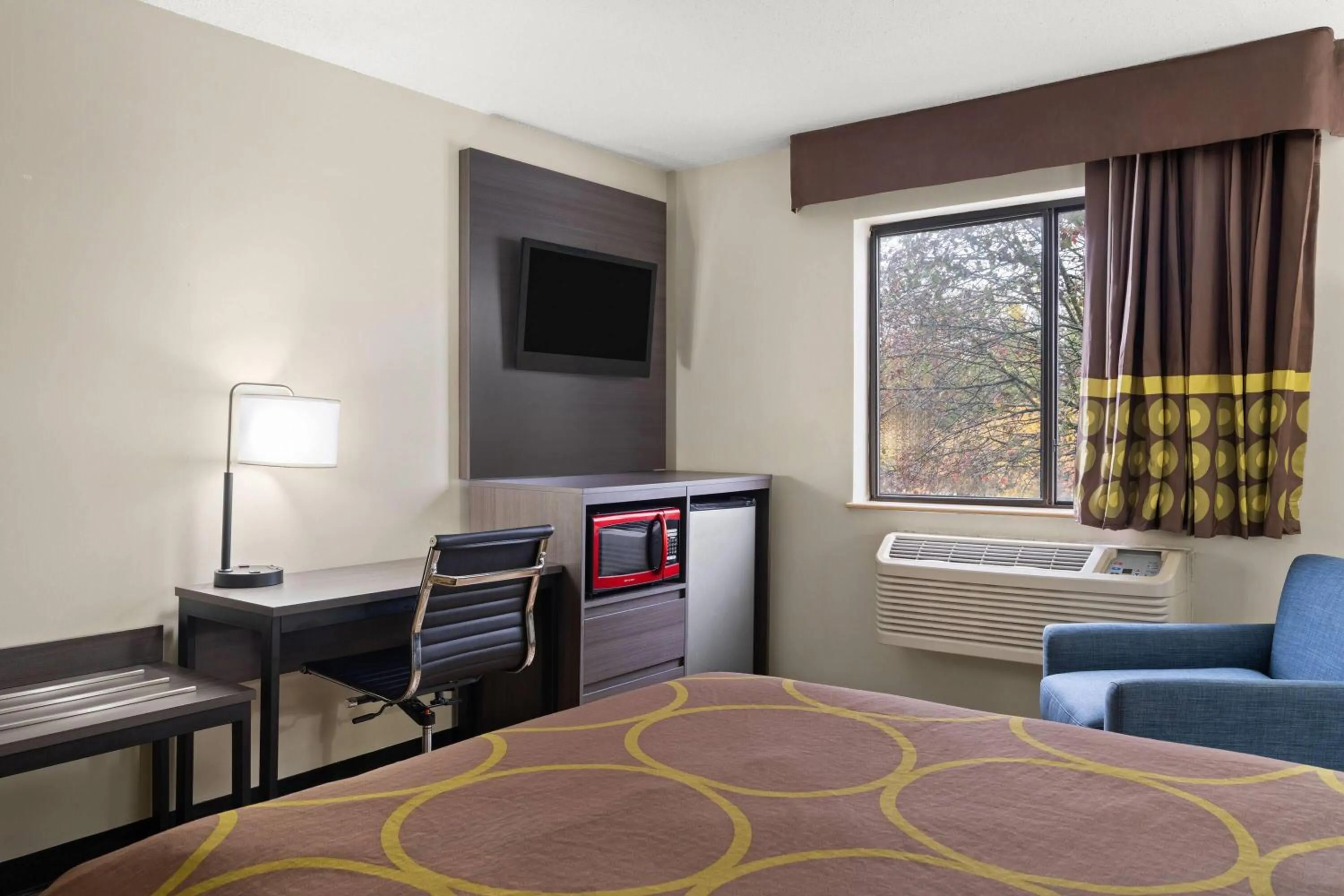 Photo of the whole room, Bed in Super 8 by Wyndham Hagerstown I-70