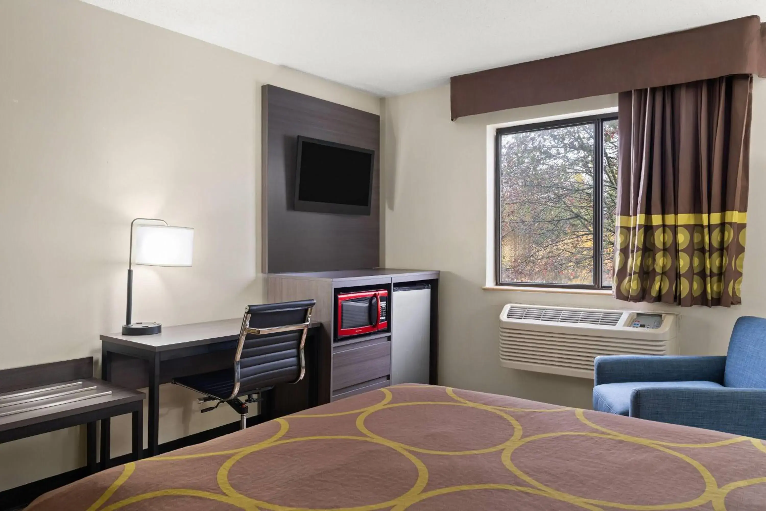 Photo of the whole room, Bed in Super 8 by Wyndham Hagerstown I-70 Photo of the whole room, Bed in Super 8 by Wyndham Hagerstown I-70