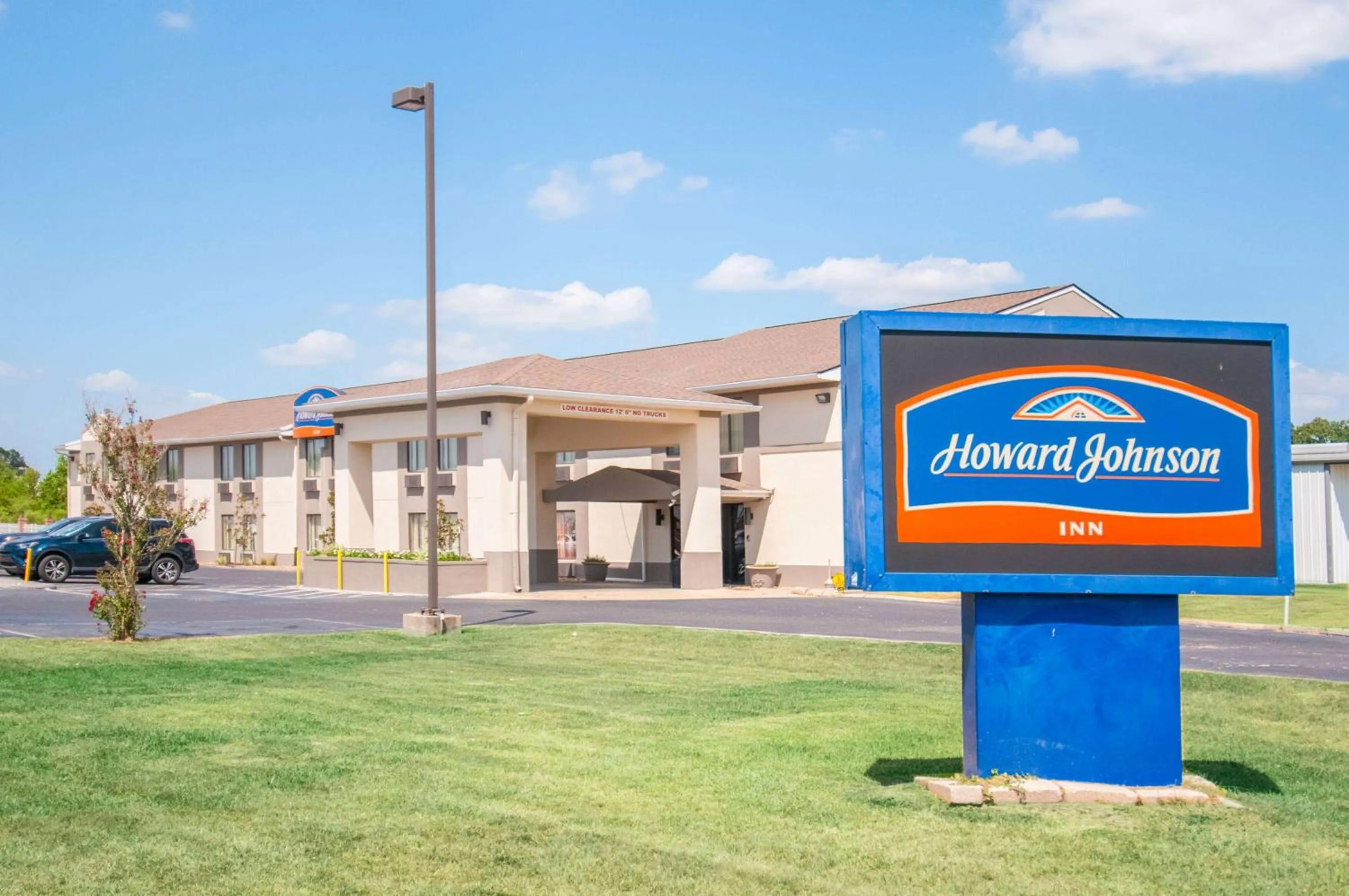 Property building in Howard Johnson by Wyndham Scott Lafayette