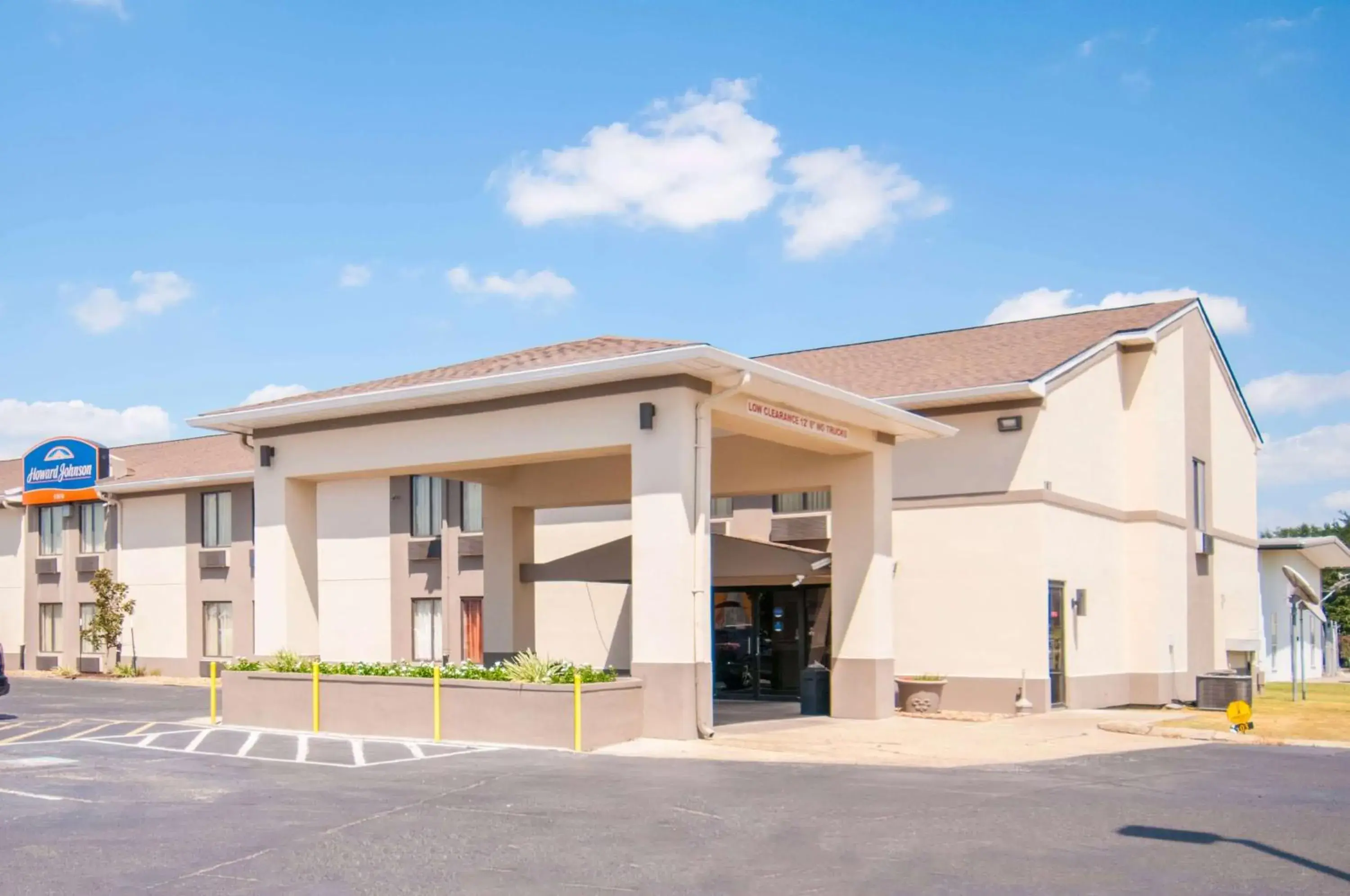 Property building in Howard Johnson by Wyndham Scott Lafayette Property building in Howard Johnson by Wyndham Scott Lafayette