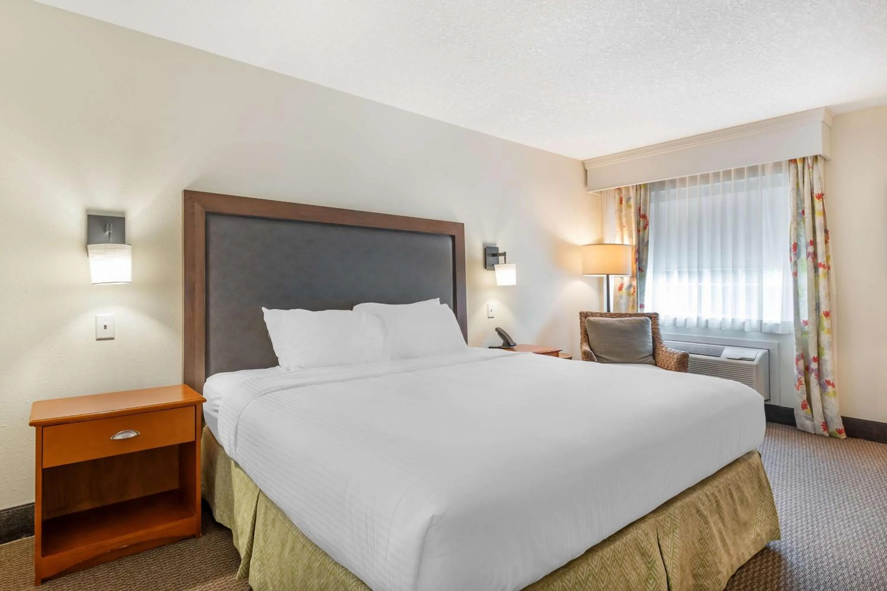 Bedroom, Bed in Best Western Plus University Park Inn & Suites