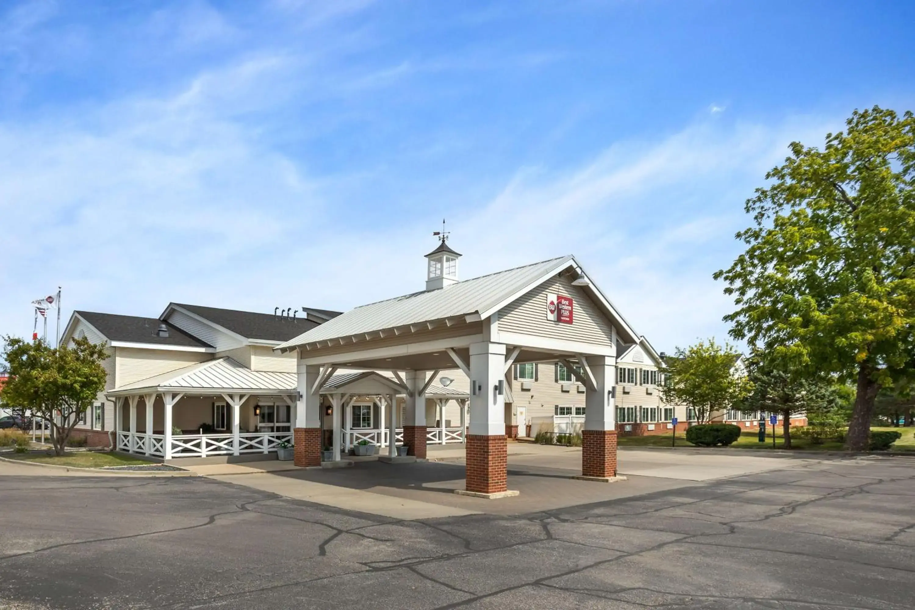 Property building in Best Western Plus University Park Inn & Suites Property building in Best Western Plus University Park Inn & Suites