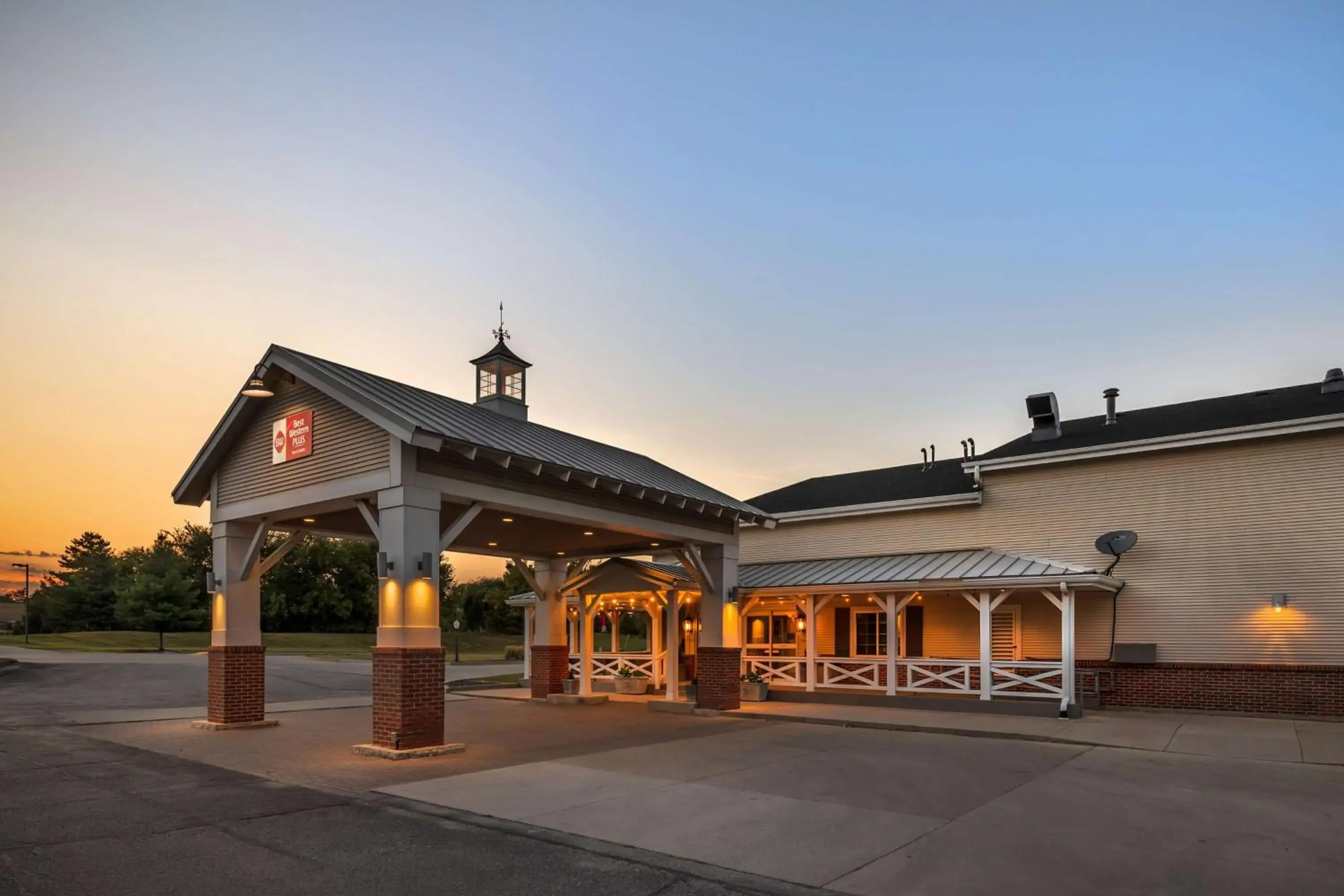 Property building in Best Western Plus University Park Inn & Suites Property building in Best Western Plus University Park Inn & Suites