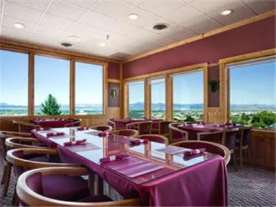 Restaurant/places to eat in Howard Johnson by Wyndham Helena
