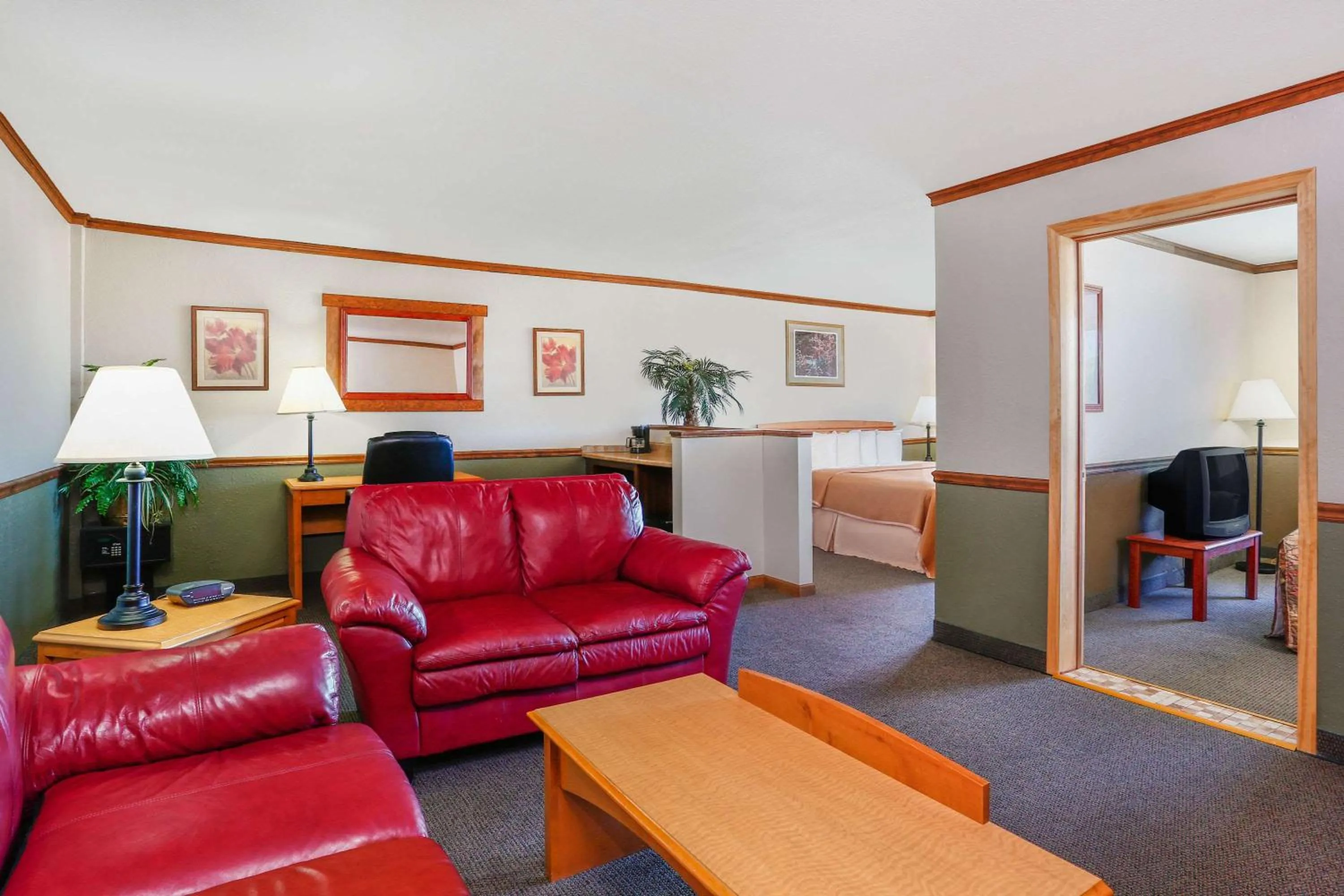 Photo of the whole room in Howard Johnson by Wyndham Helena