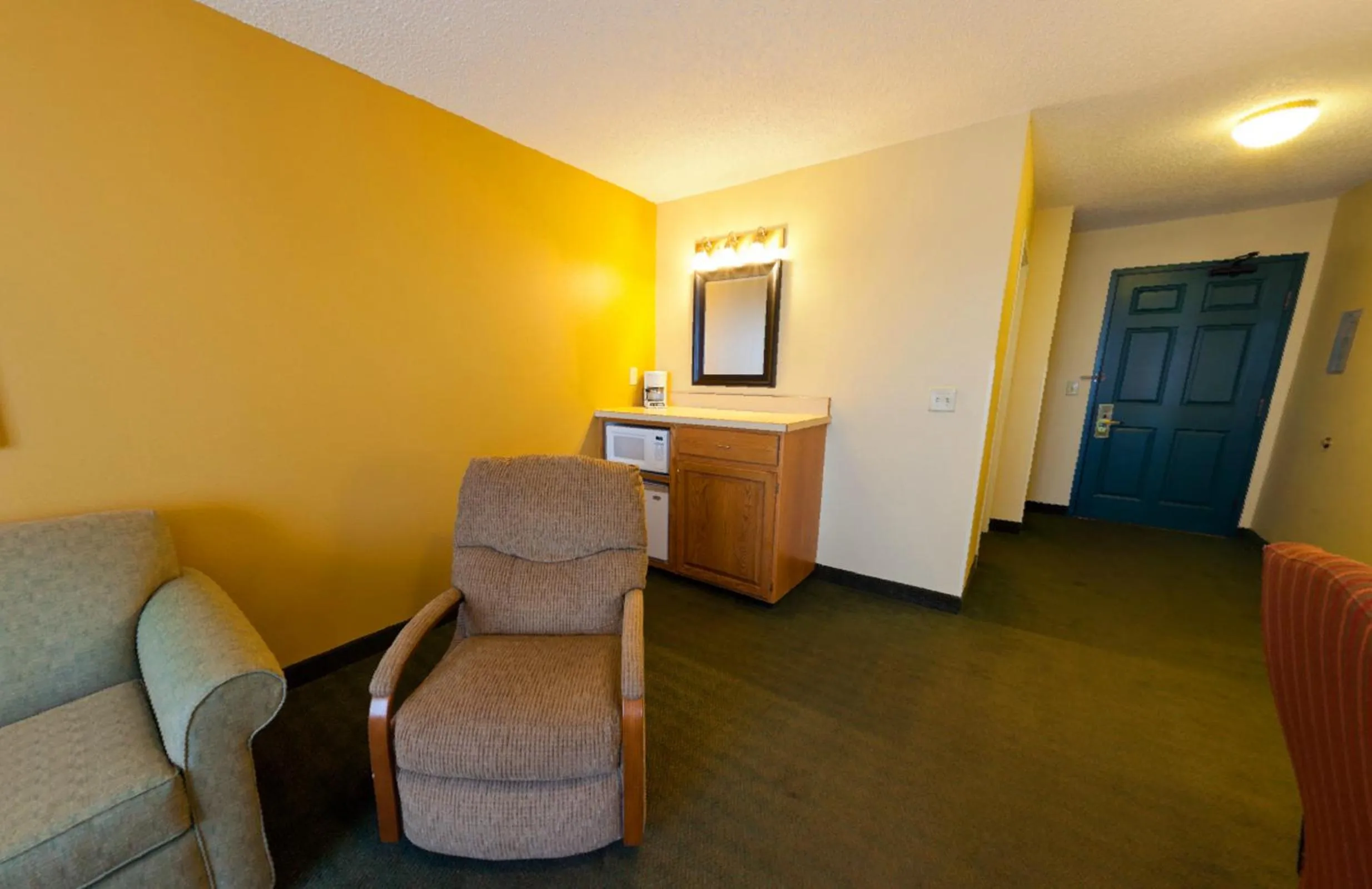 Seating area in Country Inn & Suites by Radisson, Salina, KS