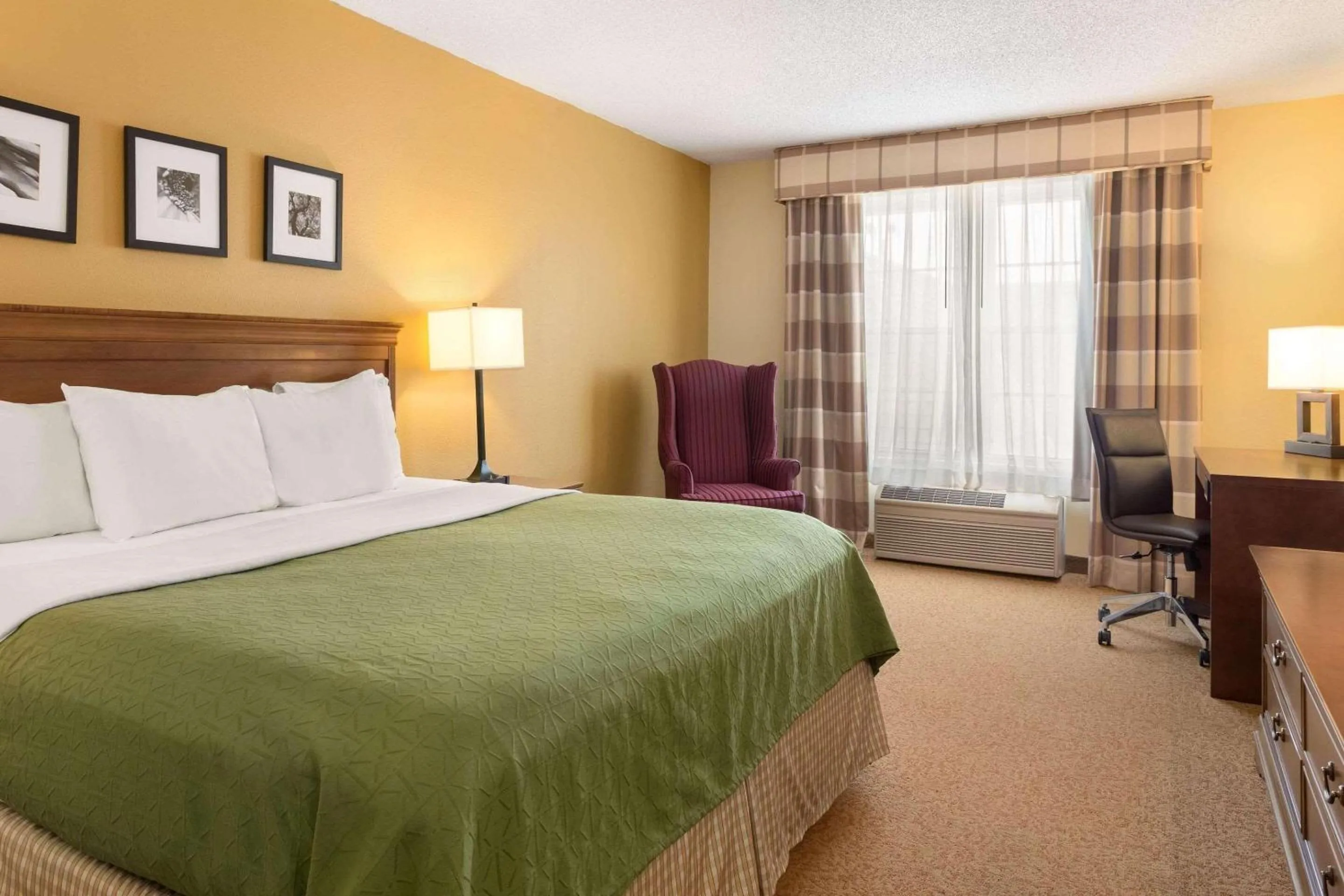 Bedroom, Bed in Country Inn & Suites by Radisson, Salina, KS
