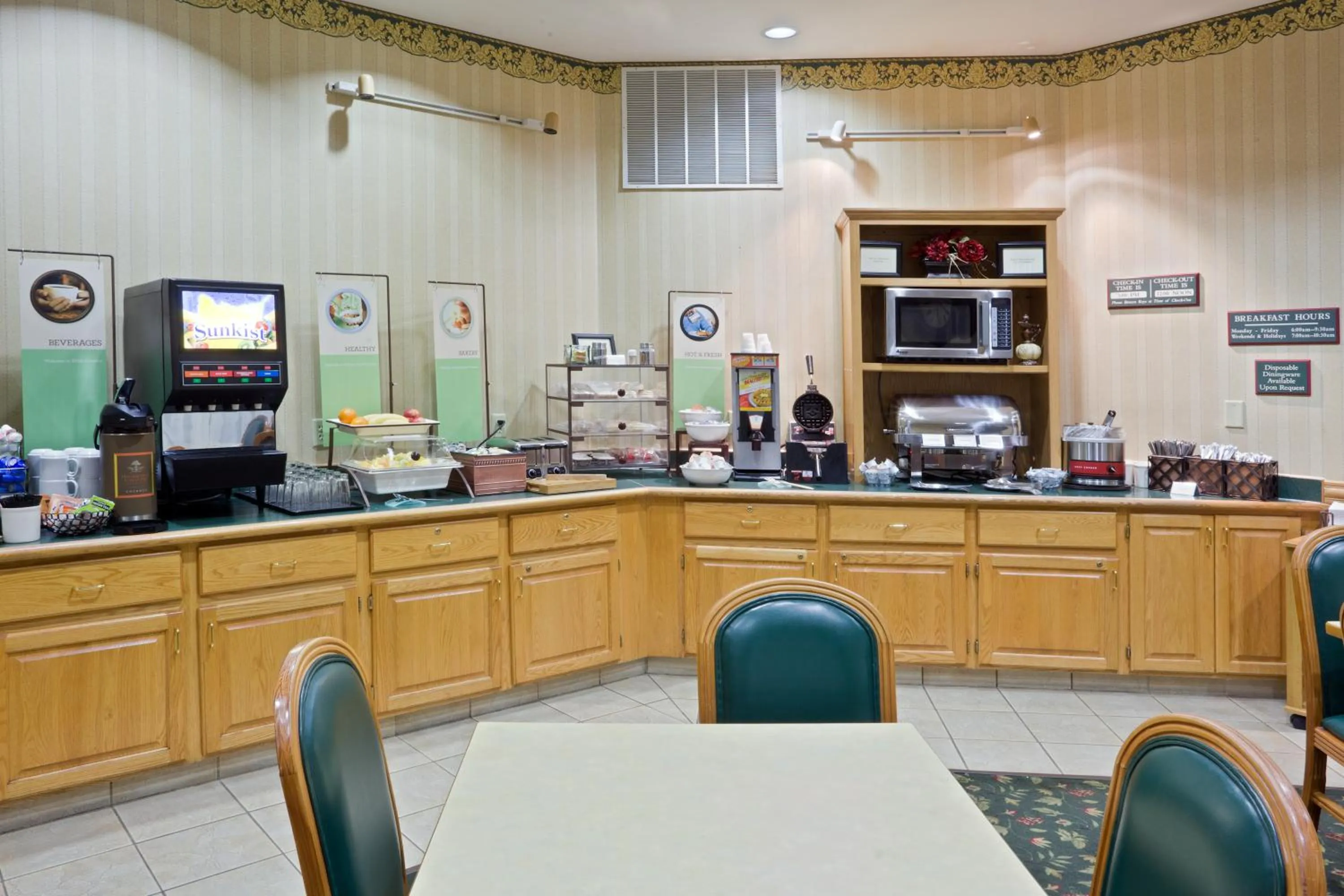 Restaurant/places to eat in Country Inn & Suites by Radisson, Salina, KS