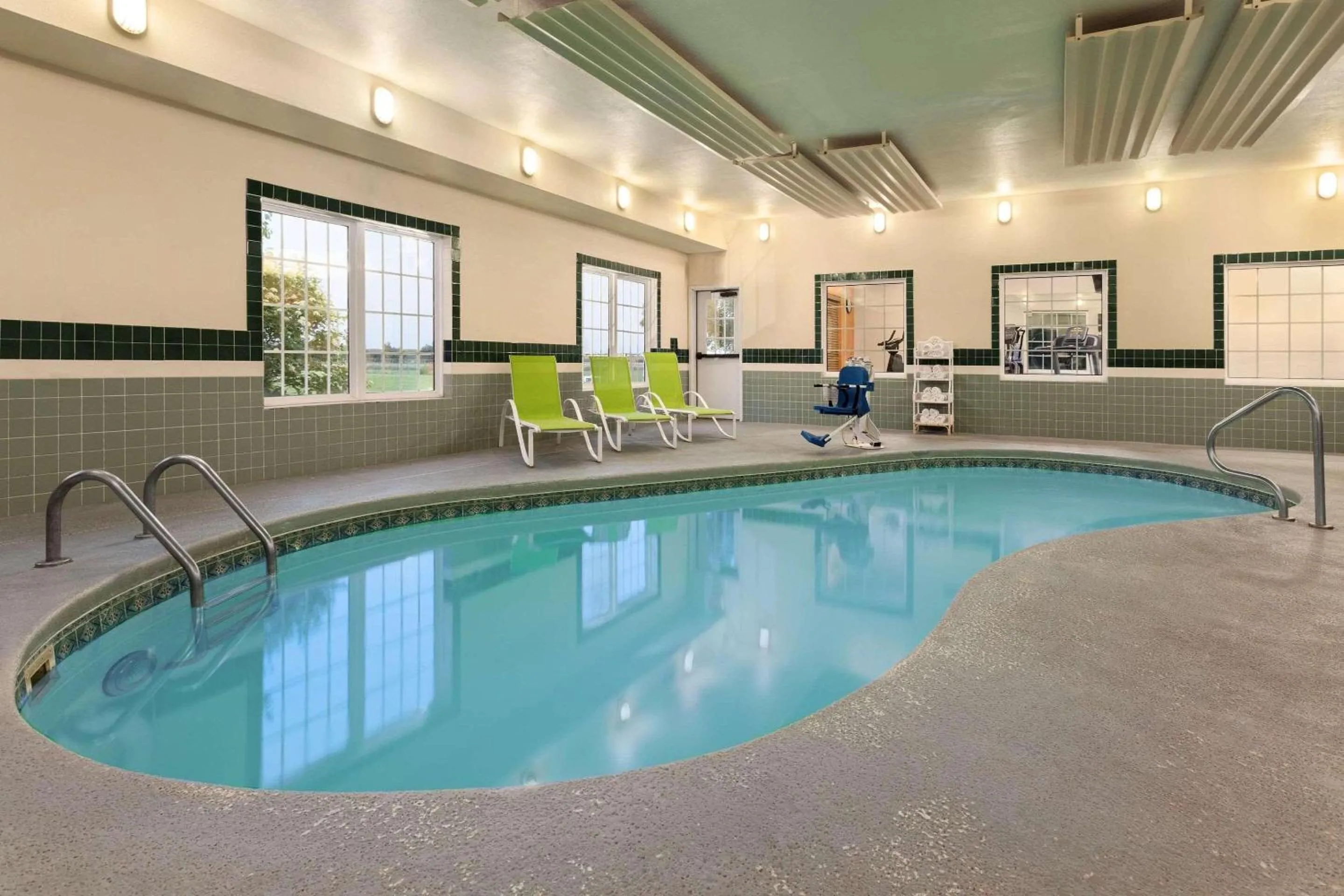 Swimming pool in Country Inn & Suites by Radisson, Salina, KS
