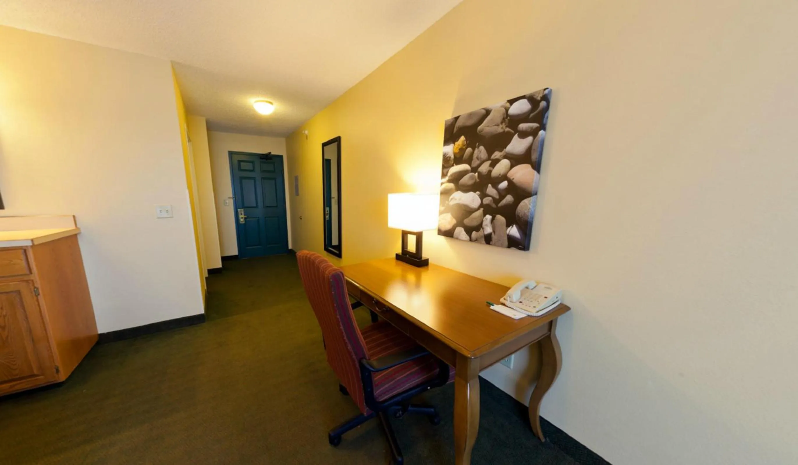 Seating area in Country Inn & Suites by Radisson, Salina, KS