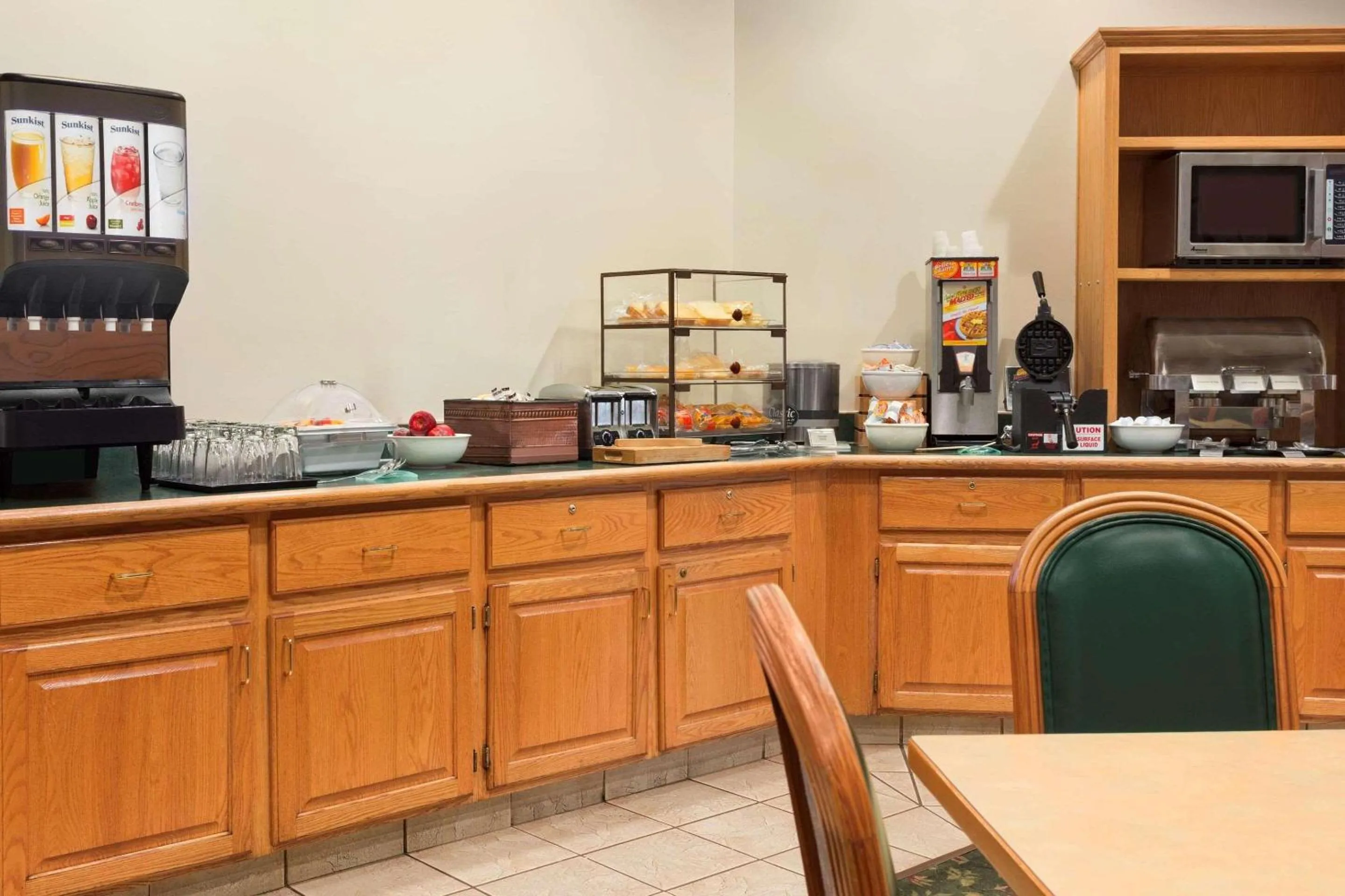 Breakfast in Country Inn & Suites by Radisson, Salina, KS