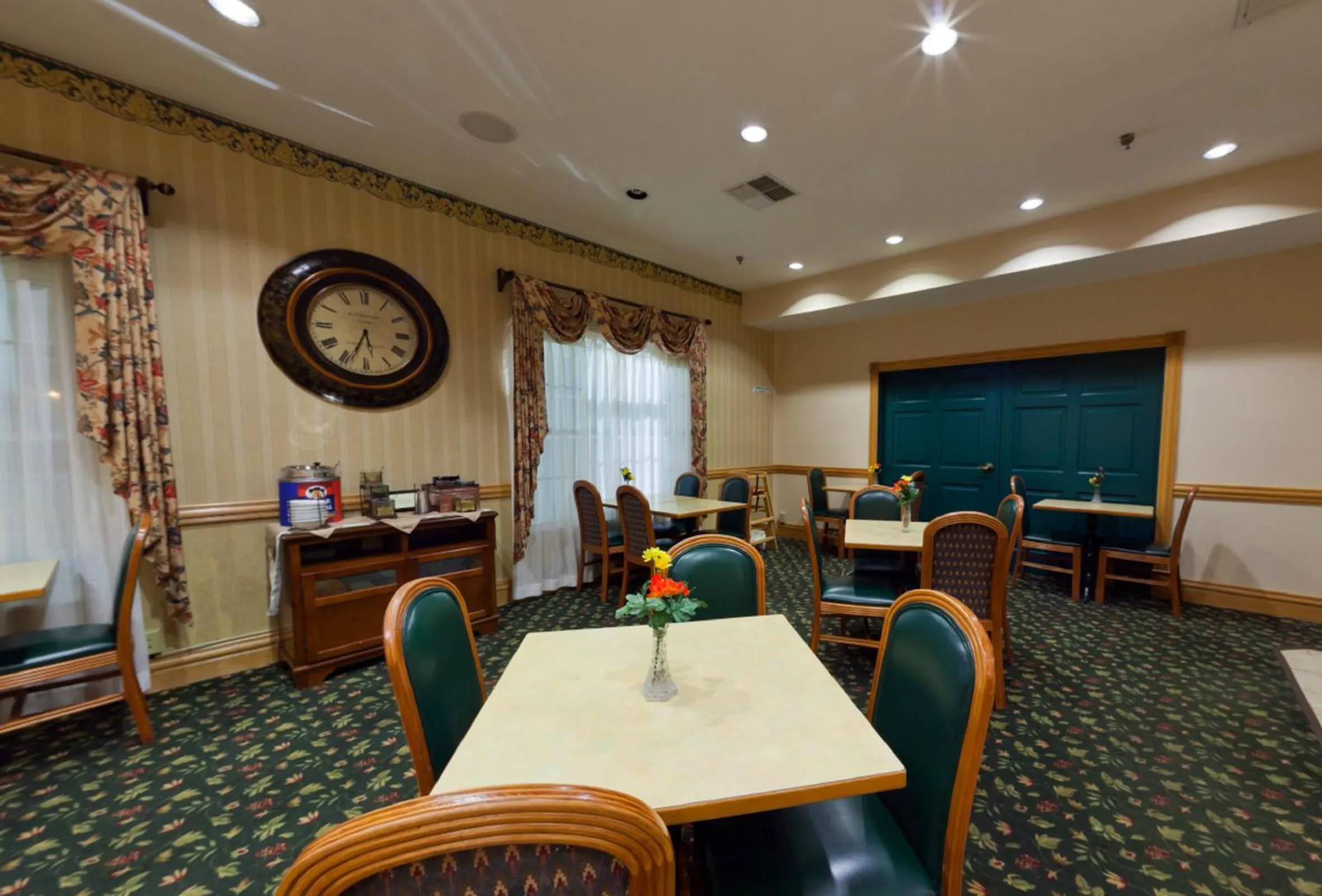 Restaurant/places to eat in Country Inn & Suites by Radisson, Salina, KS