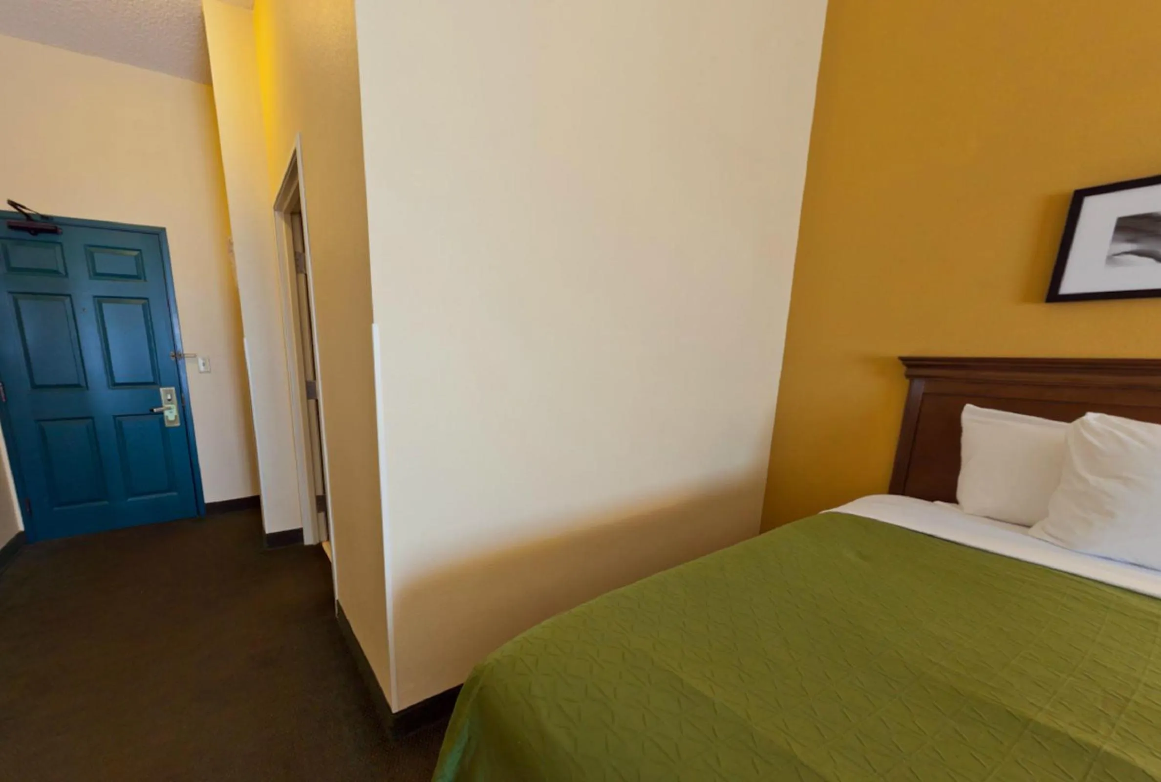 Bed in Country Inn & Suites by Radisson, Salina, KS