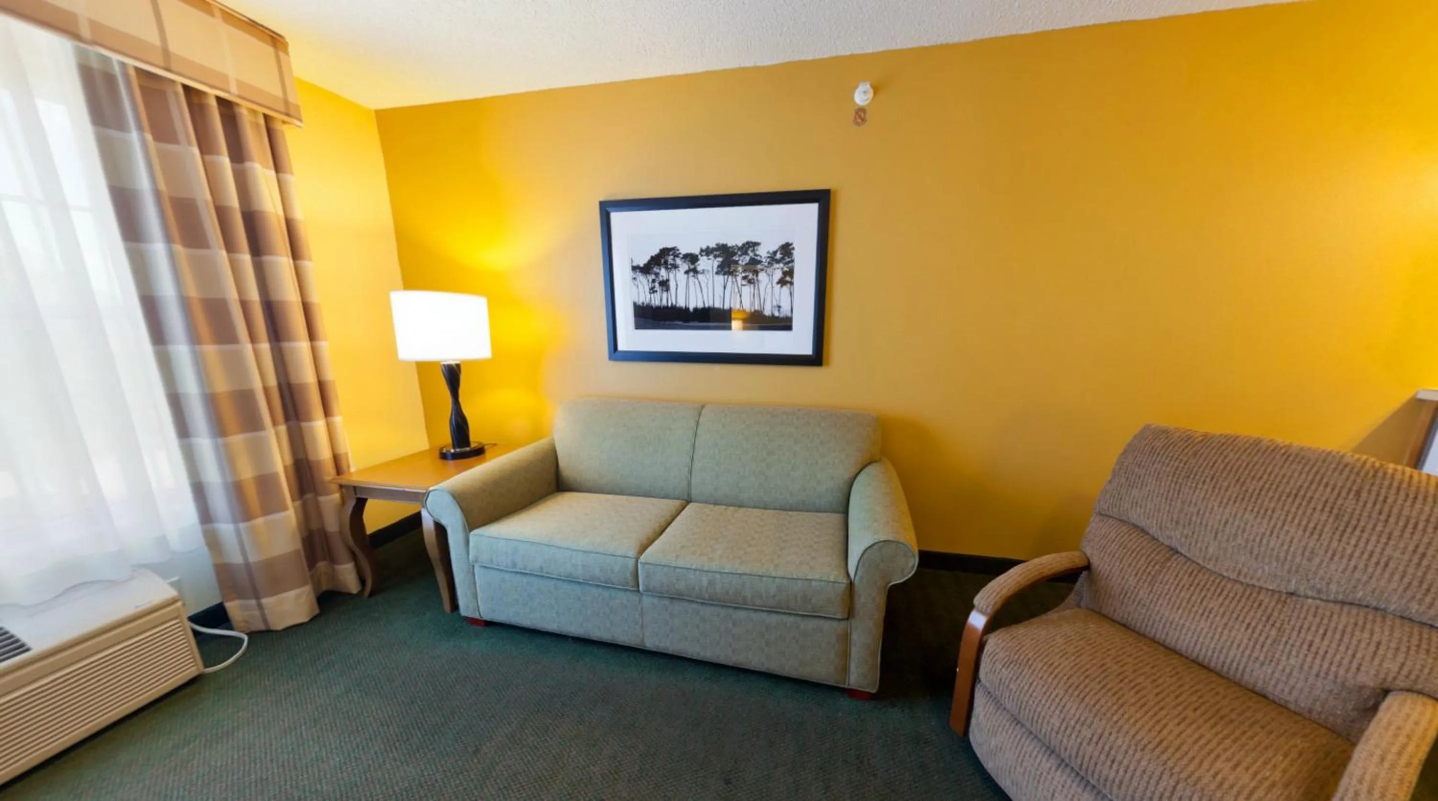 Seating area in Country Inn & Suites by Radisson, Salina, KS