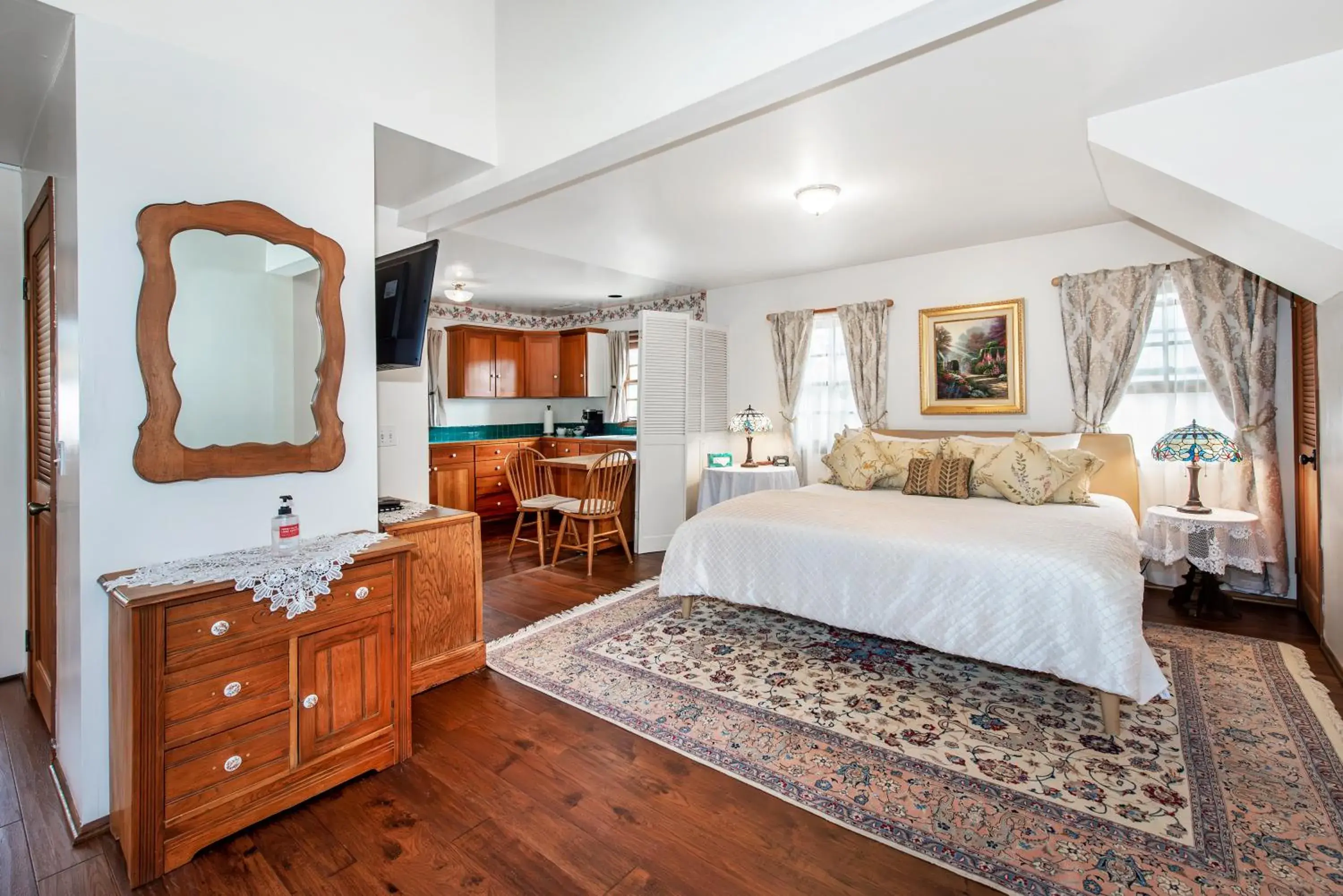 Kitchen or kitchenette, Bed in Bath Street Inn Kitchen or kitchenette, Bed in Bath Street Inn