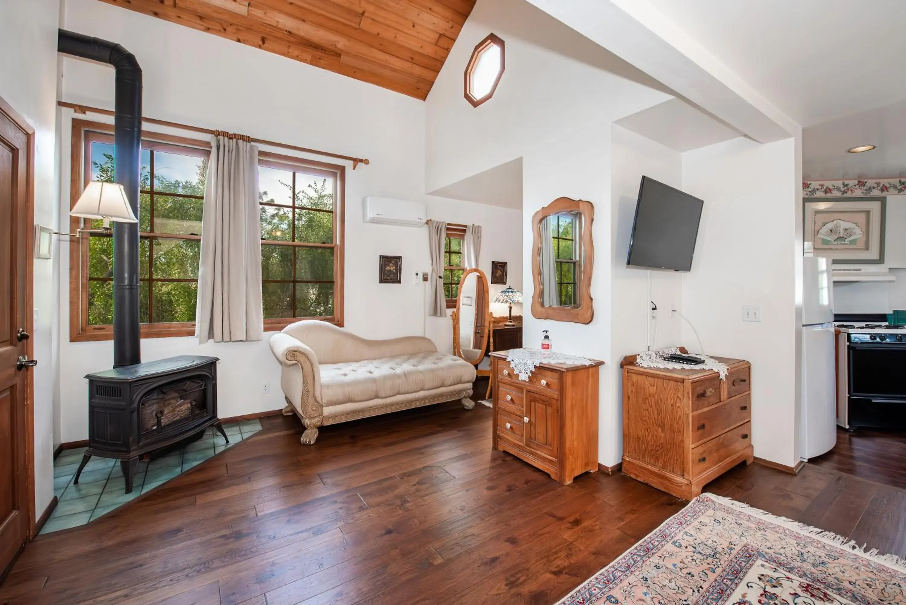 Seating area, Bed in Bath Street Inn Seating area, Bed in Bath Street Inn
