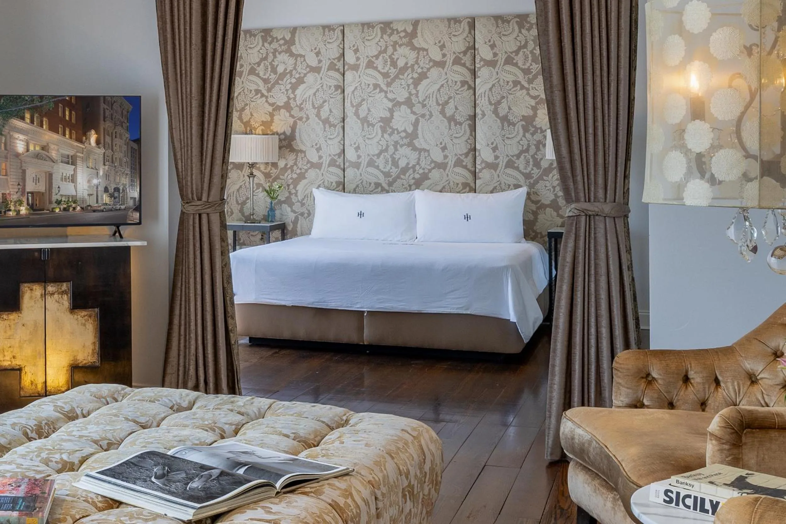 Bedroom, Bed in International House Hotel