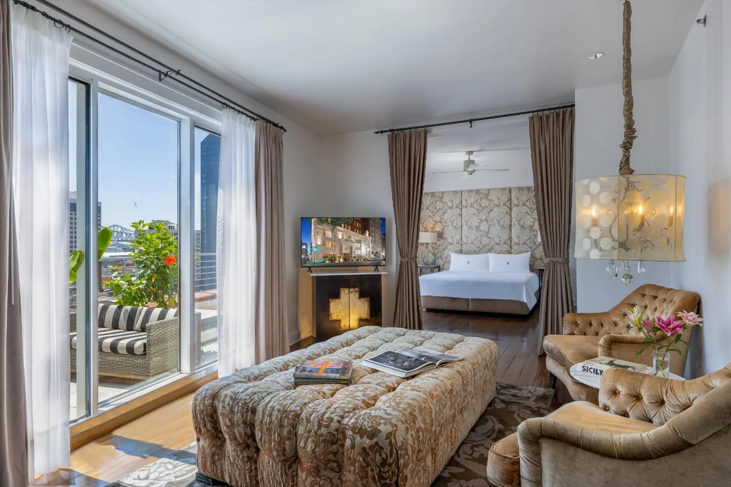 Seating area, Bed in International House Hotel