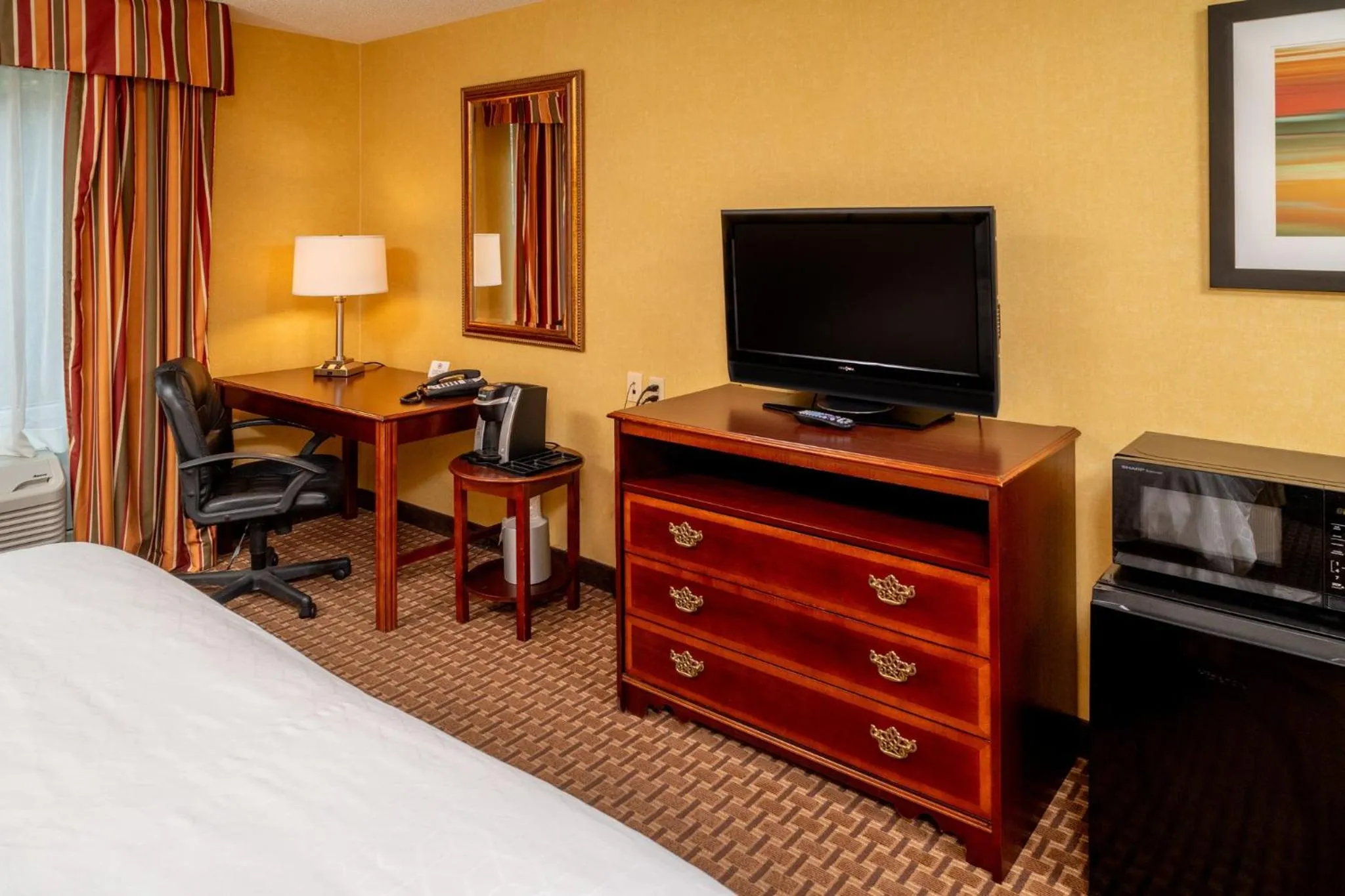 Photo of the whole room, Bed in Holiday Inn Express and Suites Hazard by IHG