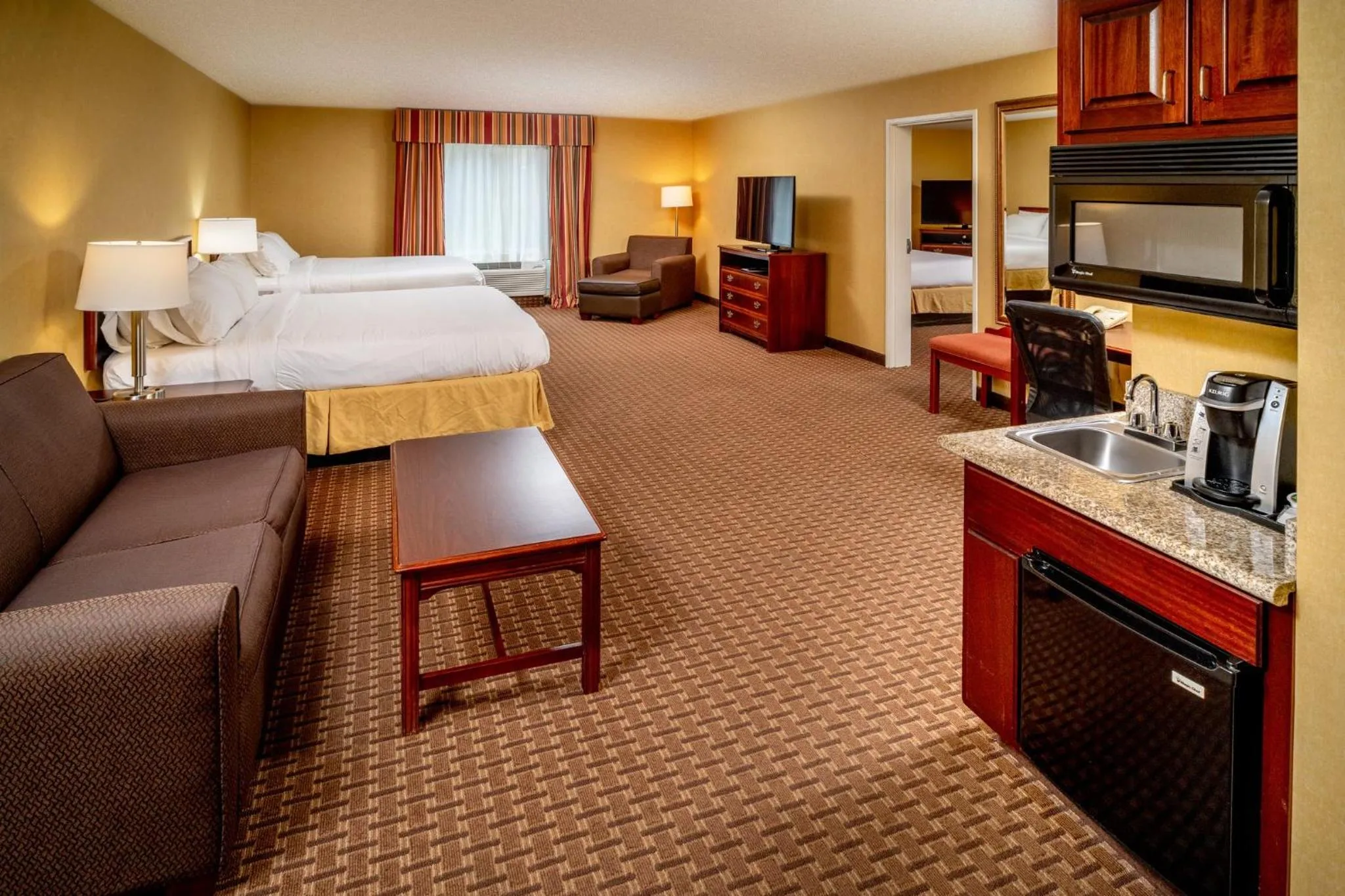 Photo of the whole room, Bed in Holiday Inn Express and Suites Hazard by IHG