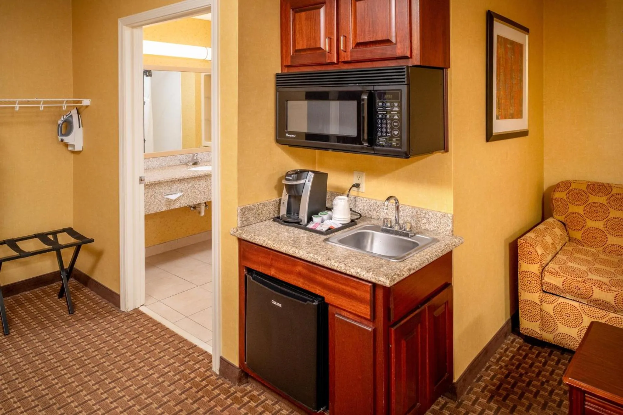 Photo of the whole room, Bed in Holiday Inn Express and Suites Hazard by IHG