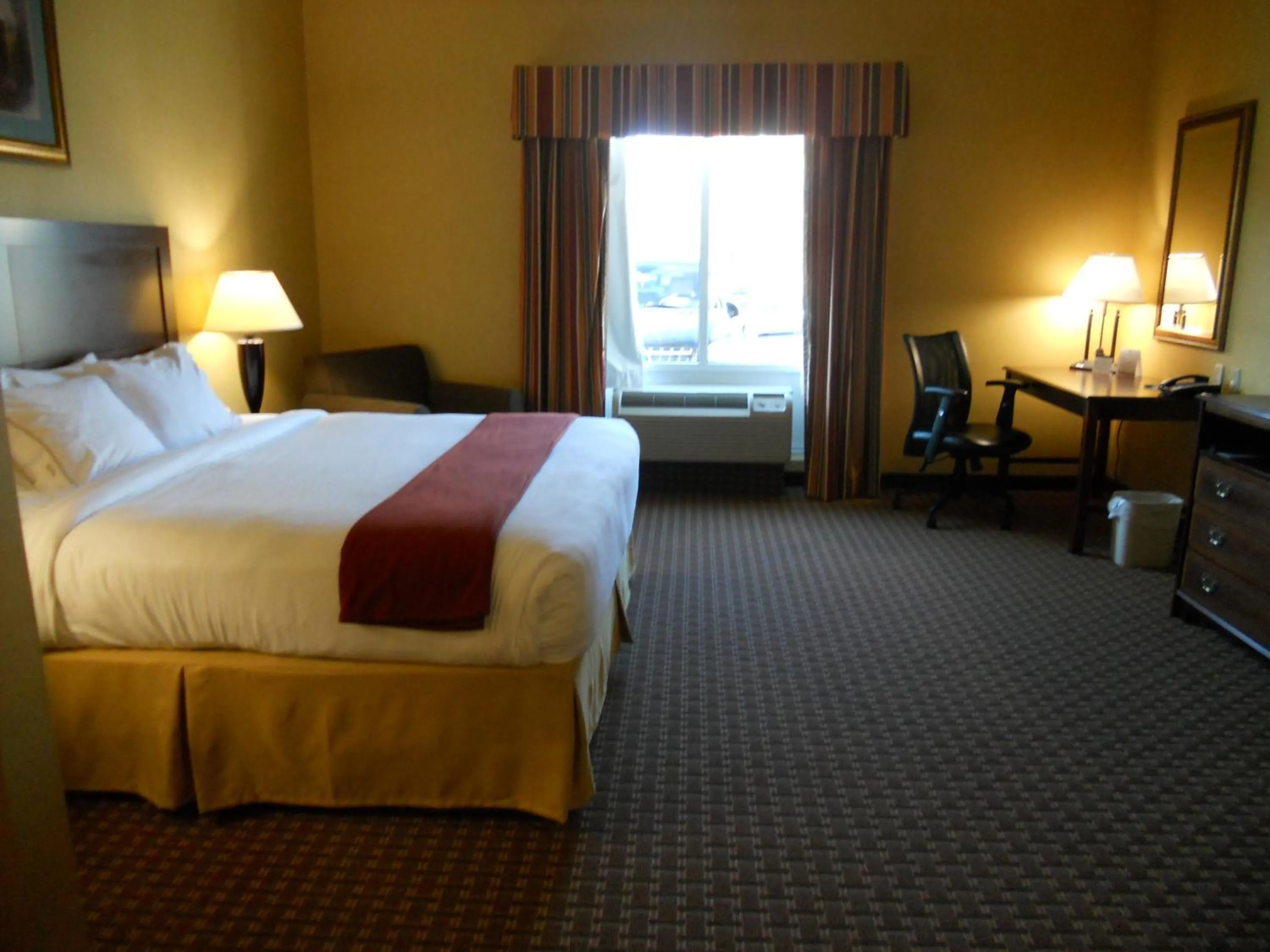 Photo of the whole room, Bed in Holiday Inn Express and Suites Hazard by IHG
