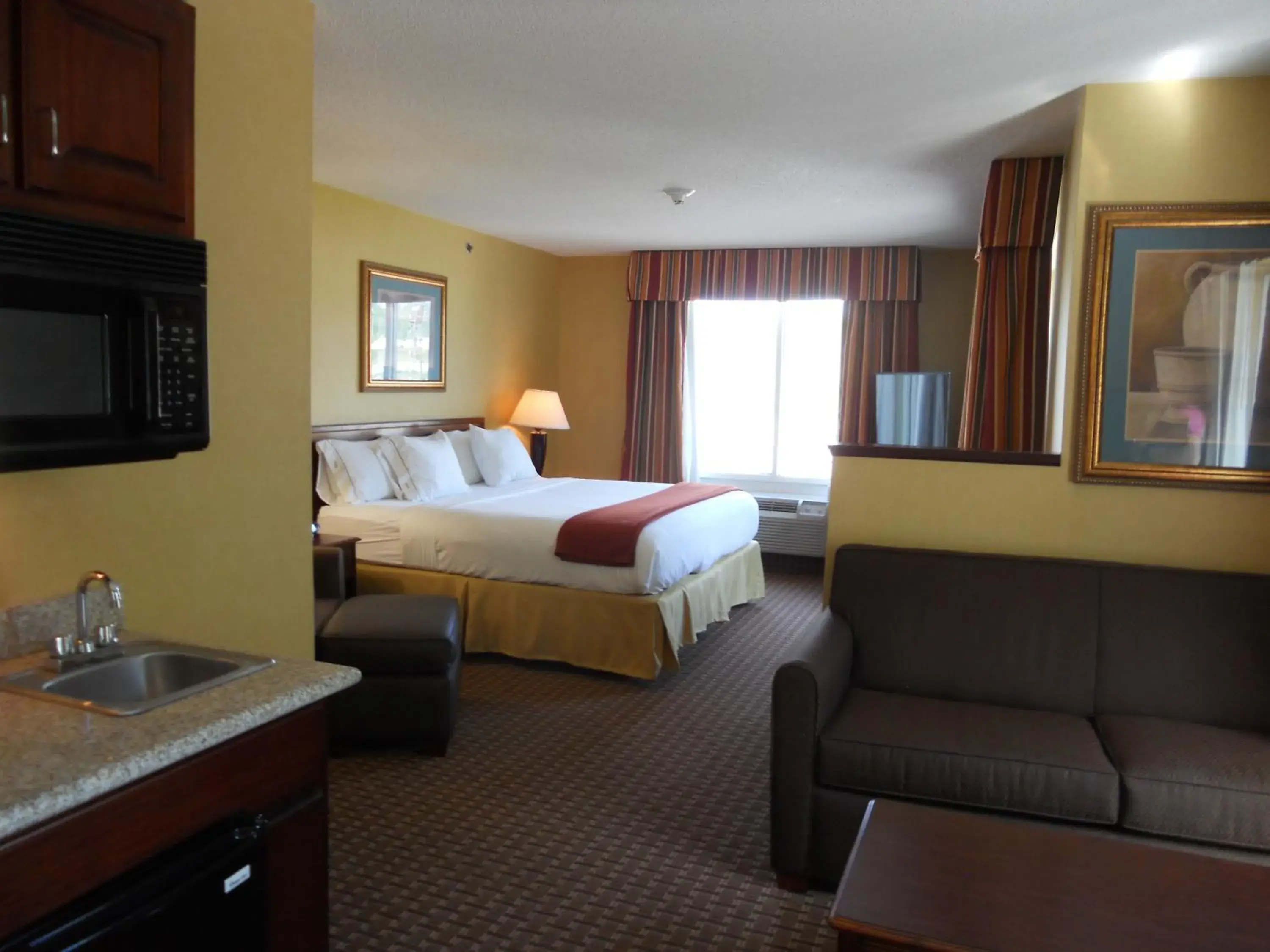 Photo of the whole room, Bed in Holiday Inn Express and Suites Hazard by IHG Photo of the whole room, Bed in Holiday Inn Express and Suites Hazard by IHG